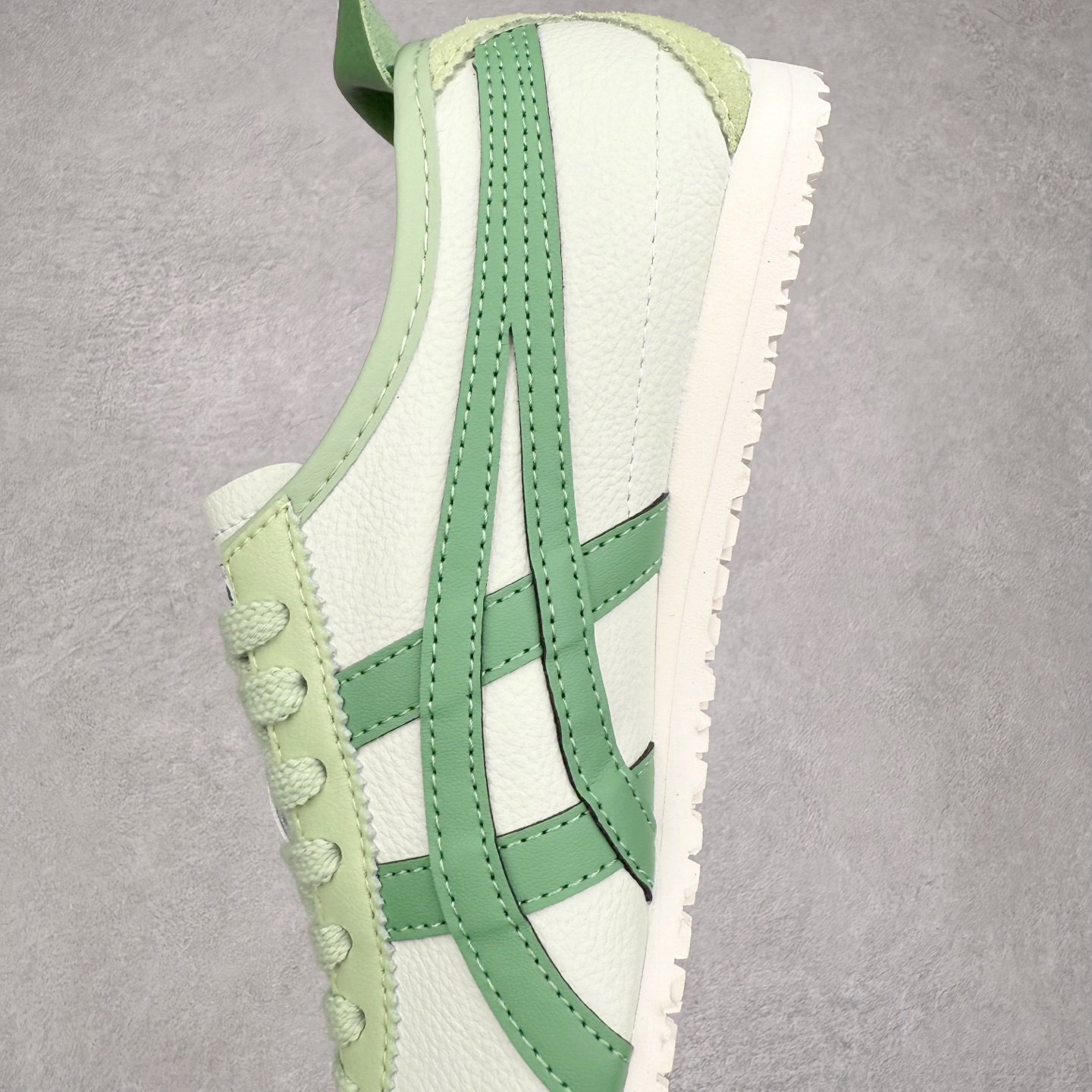 图片[7]-＃纯原福利 Asics Onitsuka Tiger MEXICO 66 亚瑟士鬼冢虎复古经典板鞋 市场最强版本 原厂牛津布加持 海外订单工厂出品 超成熟稳定的做工品控 原装全套纸板楦头开发 原汁原味 完美呈现版型 私模正确鞋底咬花纹路 一比一鞋头弧度高度鞋身弧度 绝不口嗨 细节品控鞋型随意秒杀市面 原档咬花纹路私模大底 一个单元有六个三角形 总体形拼接呈现花瓣状 官方四联吊牌 原装Ortholite轻量化鞋垫 原盒原配 质保卡 说明书 钢印防尘纸 纸板中底带钢印 乳胶组合鞋垫 支持全方位的对比专柜 产品从款式颜色造型上体现出追求舒适和细节的完美 鞋类更是推崇手工制作的严谨与完美 融舒适性与可穿性的设计风格 注重细节的完美和别致魅力 既保持稳重 又不失轻松的时尚感 尺码：36 37 37.5 38 39 39.5 40 40.5 41.5 42 42.5 43.5 44 45-选品中心