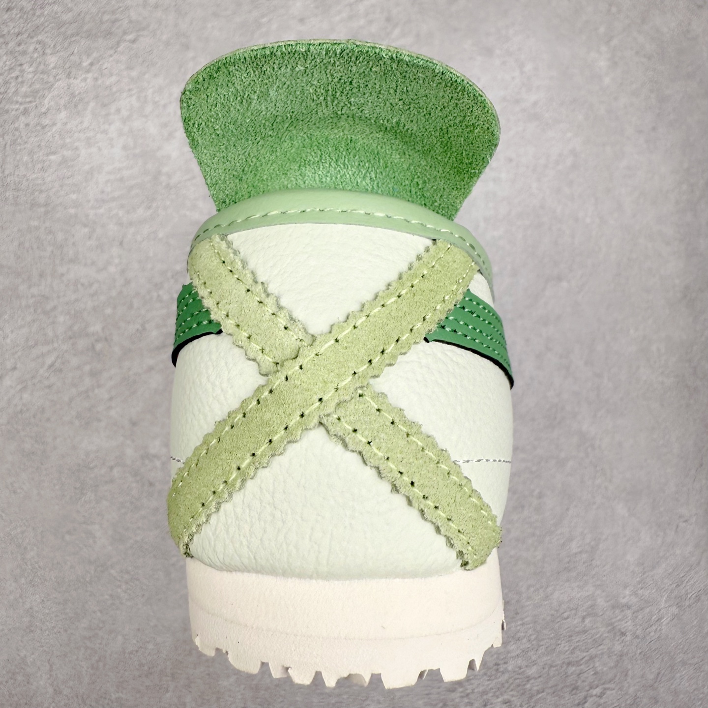 图片[8]-＃纯原福利 Asics Onitsuka Tiger MEXICO 66 亚瑟士鬼冢虎复古经典板鞋 市场最强版本 原厂牛津布加持 海外订单工厂出品 超成熟稳定的做工品控 原装全套纸板楦头开发 原汁原味 完美呈现版型 私模正确鞋底咬花纹路 一比一鞋头弧度高度鞋身弧度 绝不口嗨 细节品控鞋型随意秒杀市面 原档咬花纹路私模大底 一个单元有六个三角形 总体形拼接呈现花瓣状 官方四联吊牌 原装Ortholite轻量化鞋垫 原盒原配 质保卡 说明书 钢印防尘纸 纸板中底带钢印 乳胶组合鞋垫 支持全方位的对比专柜 产品从款式颜色造型上体现出追求舒适和细节的完美 鞋类更是推崇手工制作的严谨与完美 融舒适性与可穿性的设计风格 注重细节的完美和别致魅力 既保持稳重 又不失轻松的时尚感 尺码：36 37 37.5 38 39 39.5 40 40.5 41.5 42 42.5 43.5 44 45-选品中心