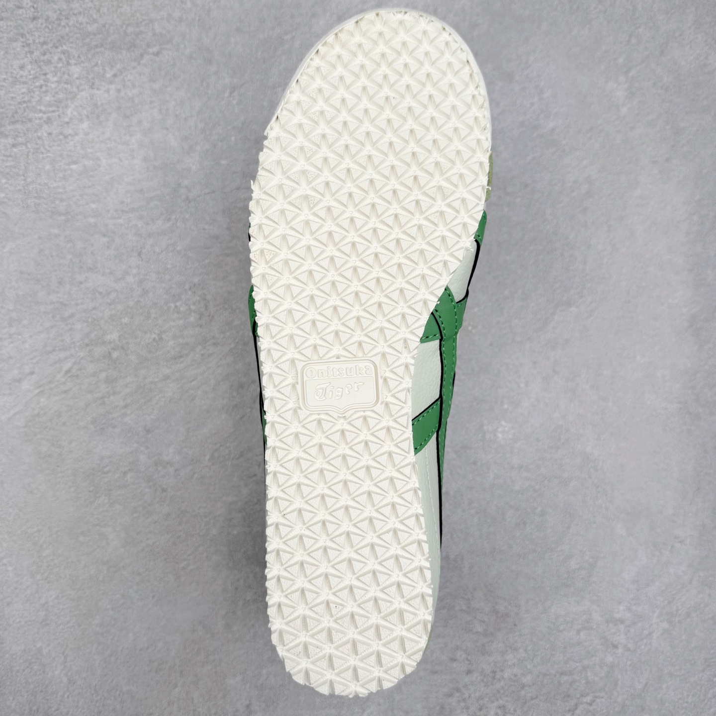 图片[9]-＃纯原福利 Asics Onitsuka Tiger MEXICO 66 亚瑟士鬼冢虎复古经典板鞋 市场最强版本 原厂牛津布加持 海外订单工厂出品 超成熟稳定的做工品控 原装全套纸板楦头开发 原汁原味 完美呈现版型 私模正确鞋底咬花纹路 一比一鞋头弧度高度鞋身弧度 绝不口嗨 细节品控鞋型随意秒杀市面 原档咬花纹路私模大底 一个单元有六个三角形 总体形拼接呈现花瓣状 官方四联吊牌 原装Ortholite轻量化鞋垫 原盒原配 质保卡 说明书 钢印防尘纸 纸板中底带钢印 乳胶组合鞋垫 支持全方位的对比专柜 产品从款式颜色造型上体现出追求舒适和细节的完美 鞋类更是推崇手工制作的严谨与完美 融舒适性与可穿性的设计风格 注重细节的完美和别致魅力 既保持稳重 又不失轻松的时尚感 尺码：36 37 37.5 38 39 39.5 40 40.5 41.5 42 42.5 43.5 44 45-选品中心