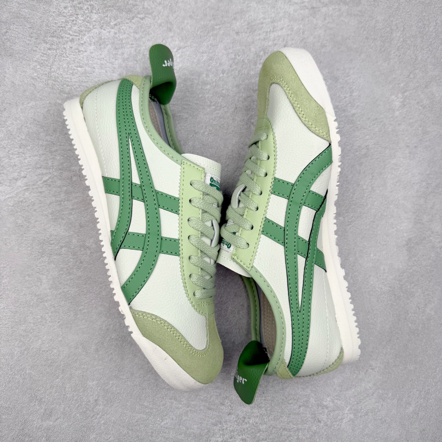图片[3]-＃纯原福利 Asics Onitsuka Tiger MEXICO 66 亚瑟士鬼冢虎复古经典板鞋 市场最强版本 原厂牛津布加持 海外订单工厂出品 超成熟稳定的做工品控 原装全套纸板楦头开发 原汁原味 完美呈现版型 私模正确鞋底咬花纹路 一比一鞋头弧度高度鞋身弧度 绝不口嗨 细节品控鞋型随意秒杀市面 原档咬花纹路私模大底 一个单元有六个三角形 总体形拼接呈现花瓣状 官方四联吊牌 原装Ortholite轻量化鞋垫 原盒原配 质保卡 说明书 钢印防尘纸 纸板中底带钢印 乳胶组合鞋垫 支持全方位的对比专柜 产品从款式颜色造型上体现出追求舒适和细节的完美 鞋类更是推崇手工制作的严谨与完美 融舒适性与可穿性的设计风格 注重细节的完美和别致魅力 既保持稳重 又不失轻松的时尚感 尺码：36 37 37.5 38 39 39.5 40 40.5 41.5 42 42.5 43.5 44 45-选品中心