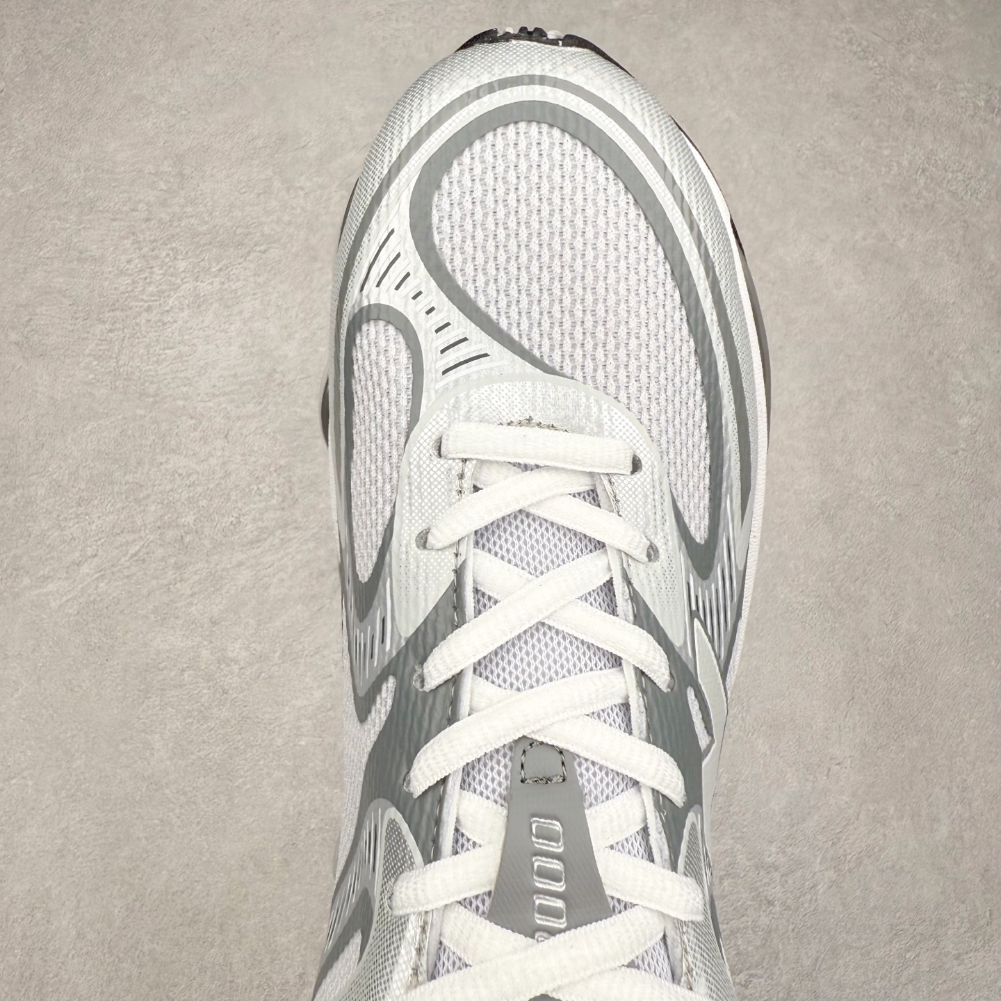 图片[4]-New Balance NB2000 舒适百搭防滑耐磨低帮 休闲跑步鞋 New Balance 在近两年的球鞋市场屡出奇招，在经典鞋型保持进一步增长的同时，推出的每一款新鞋型也都有傲人的战绩。在 327、9060 等鞋型获得成功之后，今天 New Balance 家族又迎来了新鲜血液的注入。这双 New Balance 2000 依然是融合了新旧元素的跑鞋造型，命名为 2000，或许是它的设计理念有着 Y2K 的血统。最大的亮点，在于这双鞋的中底。外侧以五个 ABZORB 单元，带来极具辨识度和冲击力的视觉效果，让这双鞋在外观和脚感方面都颇具吸引力。尺码：36 37 37.5 38 38.5 39 40 40.5 41 42 42.5 43 44 45 46-选品中心