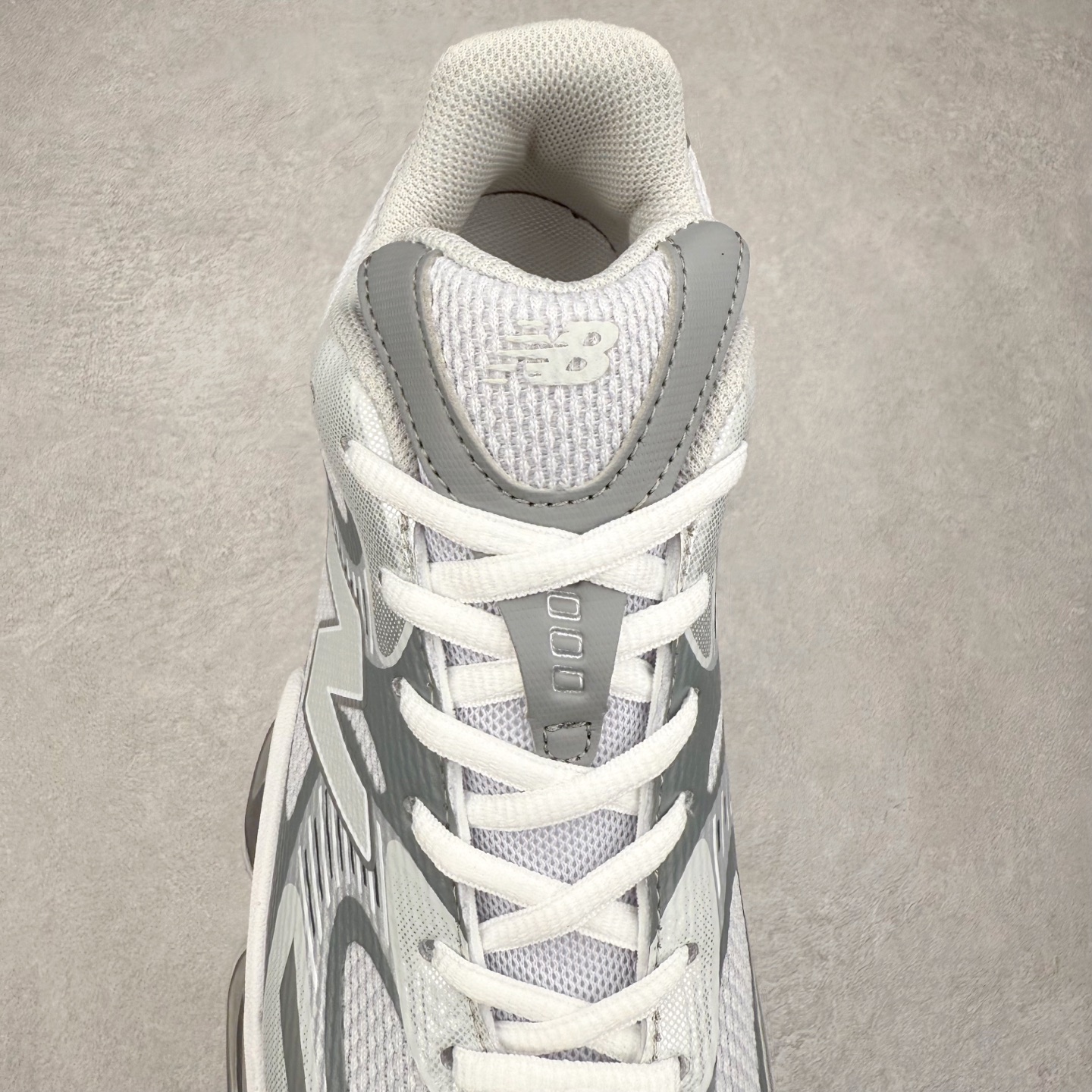 图片[5]-New Balance NB2000 舒适百搭防滑耐磨低帮 休闲跑步鞋 New Balance 在近两年的球鞋市场屡出奇招，在经典鞋型保持进一步增长的同时，推出的每一款新鞋型也都有傲人的战绩。在 327、9060 等鞋型获得成功之后，今天 New Balance 家族又迎来了新鲜血液的注入。这双 New Balance 2000 依然是融合了新旧元素的跑鞋造型，命名为 2000，或许是它的设计理念有着 Y2K 的血统。最大的亮点，在于这双鞋的中底。外侧以五个 ABZORB 单元，带来极具辨识度和冲击力的视觉效果，让这双鞋在外观和脚感方面都颇具吸引力。尺码：36 37 37.5 38 38.5 39 40 40.5 41 42 42.5 43 44 45 46-选品中心