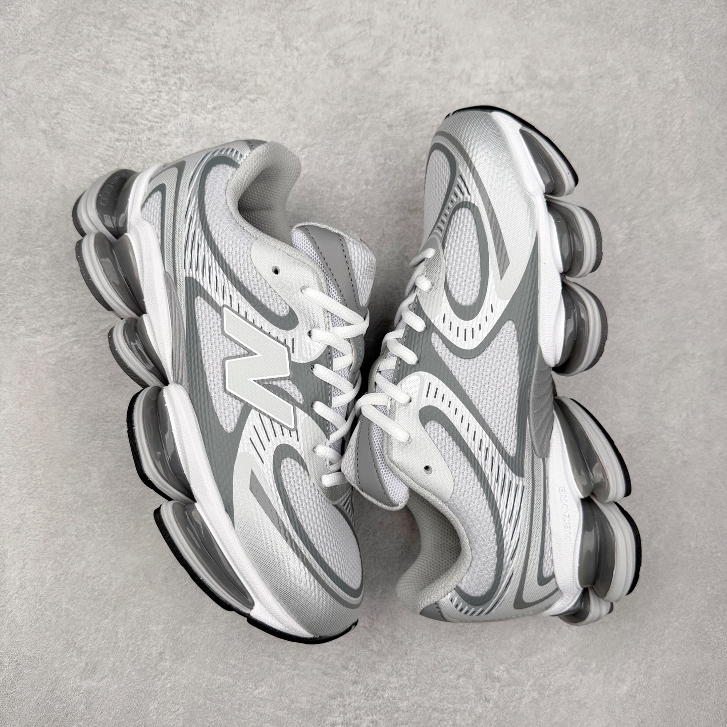 图片[3]-New Balance NB2000 舒适百搭防滑耐磨低帮 休闲跑步鞋 New Balance 在近两年的球鞋市场屡出奇招，在经典鞋型保持进一步增长的同时，推出的每一款新鞋型也都有傲人的战绩。在 327、9060 等鞋型获得成功之后，今天 New Balance 家族又迎来了新鲜血液的注入。这双 New Balance 2000 依然是融合了新旧元素的跑鞋造型，命名为 2000，或许是它的设计理念有着 Y2K 的血统。最大的亮点，在于这双鞋的中底。外侧以五个 ABZORB 单元，带来极具辨识度和冲击力的视觉效果，让这双鞋在外观和脚感方面都颇具吸引力。尺码：36 37 37.5 38 38.5 39 40 40.5 41 42 42.5 43 44 45 46-选品中心