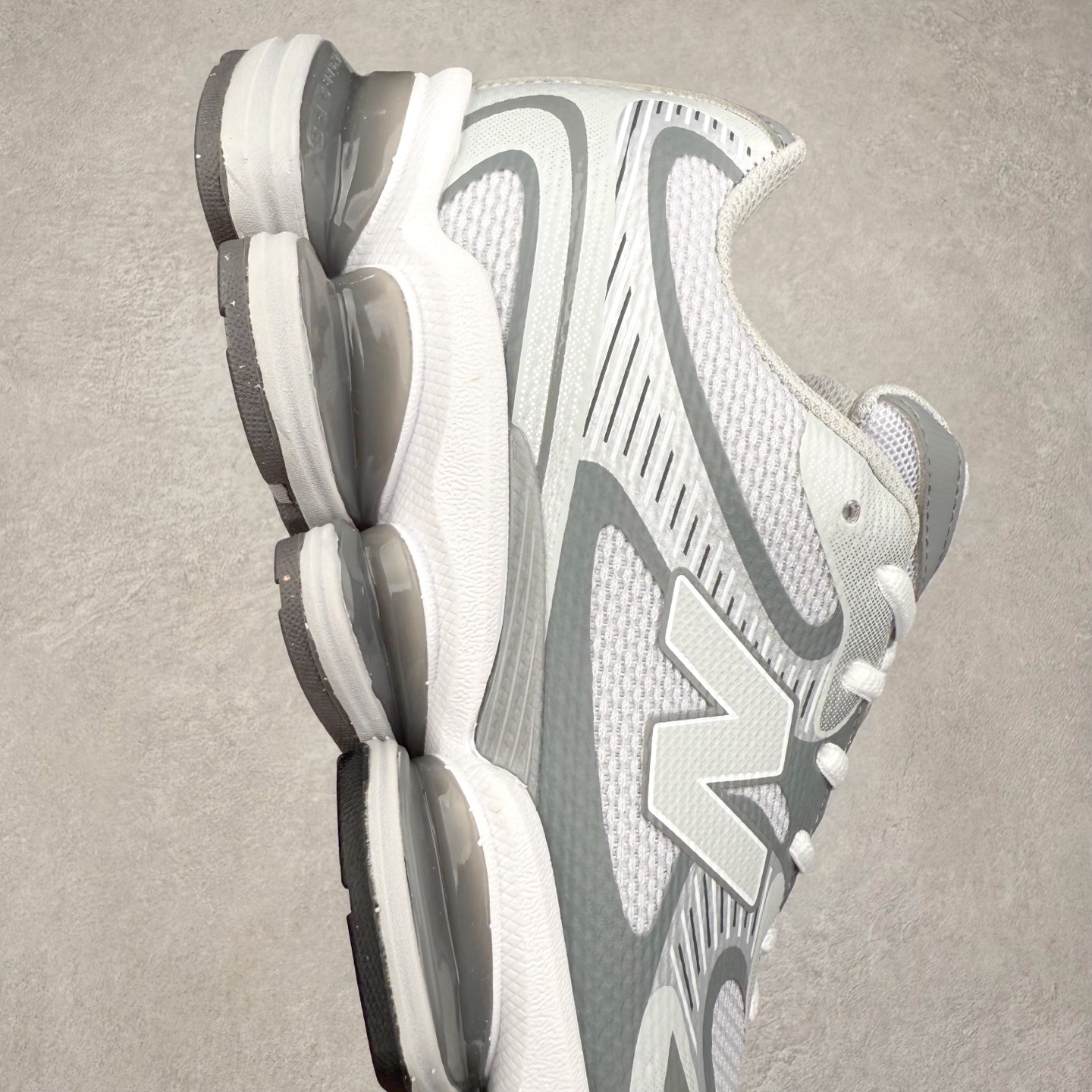 图片[6]-New Balance NB2000 舒适百搭防滑耐磨低帮 休闲跑步鞋 New Balance 在近两年的球鞋市场屡出奇招，在经典鞋型保持进一步增长的同时，推出的每一款新鞋型也都有傲人的战绩。在 327、9060 等鞋型获得成功之后，今天 New Balance 家族又迎来了新鲜血液的注入。这双 New Balance 2000 依然是融合了新旧元素的跑鞋造型，命名为 2000，或许是它的设计理念有着 Y2K 的血统。最大的亮点，在于这双鞋的中底。外侧以五个 ABZORB 单元，带来极具辨识度和冲击力的视觉效果，让这双鞋在外观和脚感方面都颇具吸引力。尺码：36 37 37.5 38 38.5 39 40 40.5 41 42 42.5 43 44 45 46-选品中心