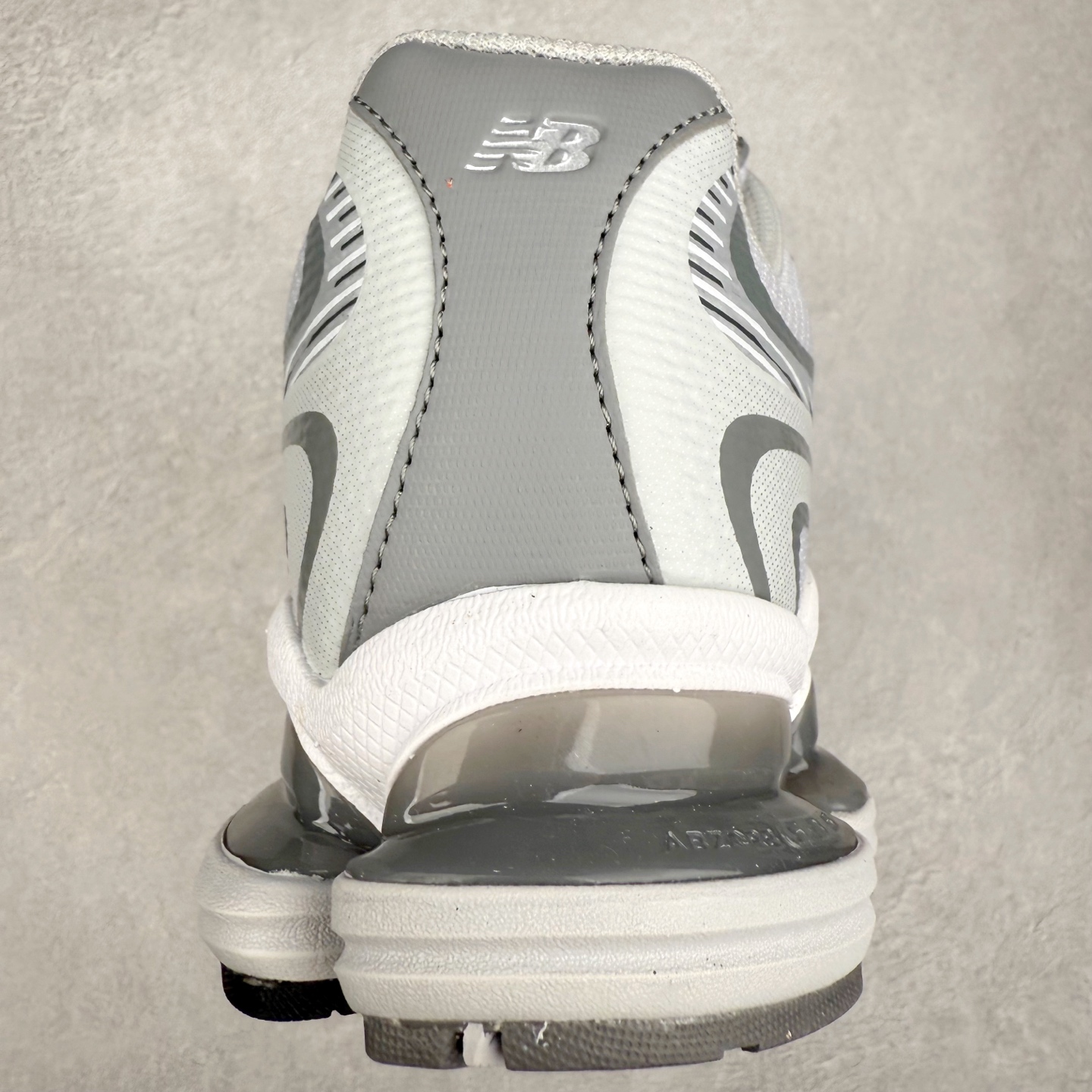 图片[8]-New Balance NB2000 舒适百搭防滑耐磨低帮 休闲跑步鞋 New Balance 在近两年的球鞋市场屡出奇招，在经典鞋型保持进一步增长的同时，推出的每一款新鞋型也都有傲人的战绩。在 327、9060 等鞋型获得成功之后，今天 New Balance 家族又迎来了新鲜血液的注入。这双 New Balance 2000 依然是融合了新旧元素的跑鞋造型，命名为 2000，或许是它的设计理念有着 Y2K 的血统。最大的亮点，在于这双鞋的中底。外侧以五个 ABZORB 单元，带来极具辨识度和冲击力的视觉效果，让这双鞋在外观和脚感方面都颇具吸引力。尺码：36 37 37.5 38 38.5 39 40 40.5 41 42 42.5 43 44 45 46-选品中心