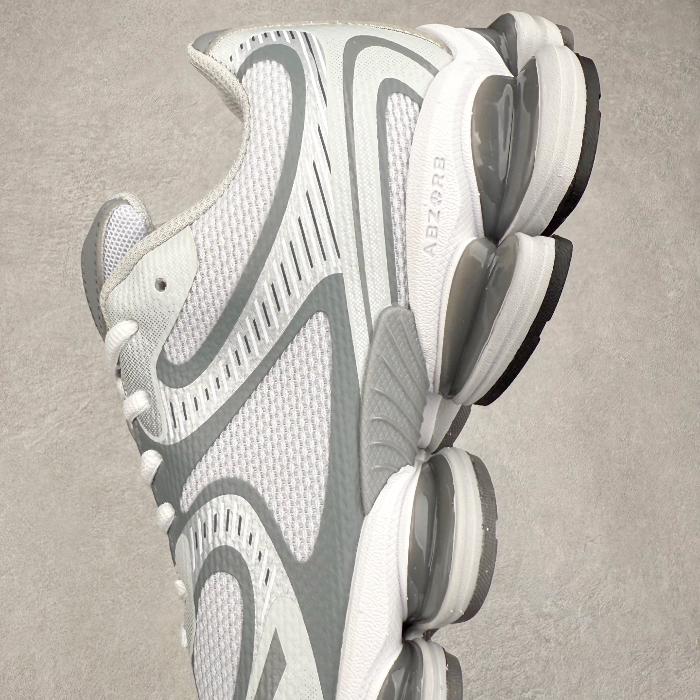 图片[7]-New Balance NB2000 舒适百搭防滑耐磨低帮 休闲跑步鞋 New Balance 在近两年的球鞋市场屡出奇招，在经典鞋型保持进一步增长的同时，推出的每一款新鞋型也都有傲人的战绩。在 327、9060 等鞋型获得成功之后，今天 New Balance 家族又迎来了新鲜血液的注入。这双 New Balance 2000 依然是融合了新旧元素的跑鞋造型，命名为 2000，或许是它的设计理念有着 Y2K 的血统。最大的亮点，在于这双鞋的中底。外侧以五个 ABZORB 单元，带来极具辨识度和冲击力的视觉效果，让这双鞋在外观和脚感方面都颇具吸引力。尺码：36 37 37.5 38 38.5 39 40 40.5 41 42 42.5 43 44 45 46-选品中心