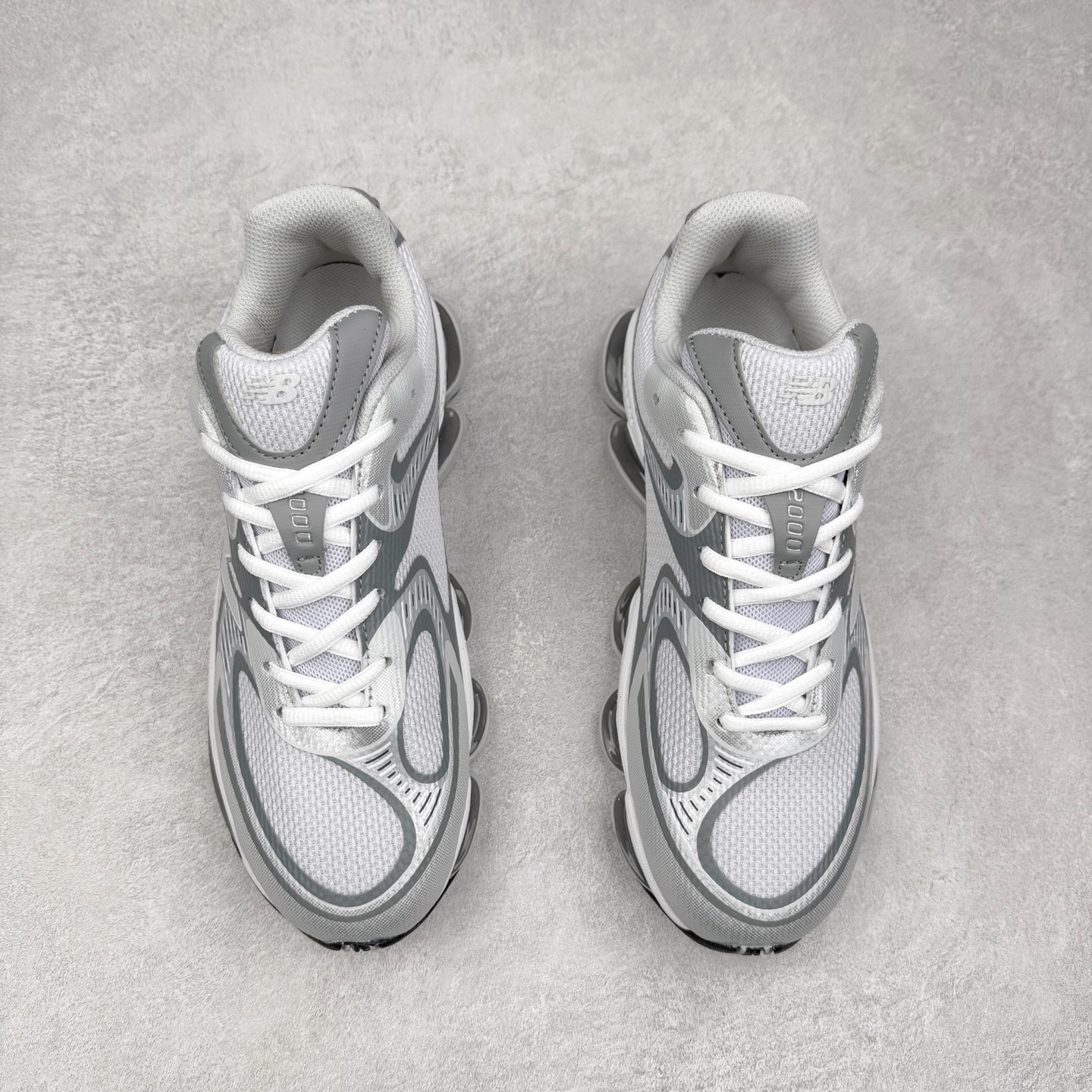 图片[2]-New Balance NB2000 舒适百搭防滑耐磨低帮 休闲跑步鞋 New Balance 在近两年的球鞋市场屡出奇招，在经典鞋型保持进一步增长的同时，推出的每一款新鞋型也都有傲人的战绩。在 327、9060 等鞋型获得成功之后，今天 New Balance 家族又迎来了新鲜血液的注入。这双 New Balance 2000 依然是融合了新旧元素的跑鞋造型，命名为 2000，或许是它的设计理念有着 Y2K 的血统。最大的亮点，在于这双鞋的中底。外侧以五个 ABZORB 单元，带来极具辨识度和冲击力的视觉效果，让这双鞋在外观和脚感方面都颇具吸引力。尺码：36 37 37.5 38 38.5 39 40 40.5 41 42 42.5 43 44 45 46-选品中心