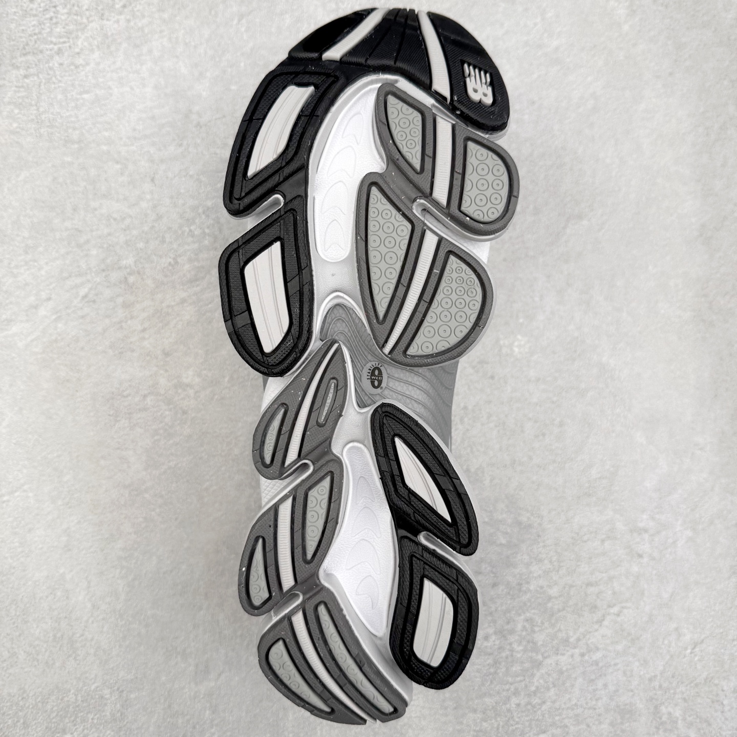 图片[9]-New Balance NB2000 舒适百搭防滑耐磨低帮 休闲跑步鞋 New Balance 在近两年的球鞋市场屡出奇招，在经典鞋型保持进一步增长的同时，推出的每一款新鞋型也都有傲人的战绩。在 327、9060 等鞋型获得成功之后，今天 New Balance 家族又迎来了新鲜血液的注入。这双 New Balance 2000 依然是融合了新旧元素的跑鞋造型，命名为 2000，或许是它的设计理念有着 Y2K 的血统。最大的亮点，在于这双鞋的中底。外侧以五个 ABZORB 单元，带来极具辨识度和冲击力的视觉效果，让这双鞋在外观和脚感方面都颇具吸引力。尺码：36 37 37.5 38 38.5 39 40 40.5 41 42 42.5 43 44 45 46-选品中心