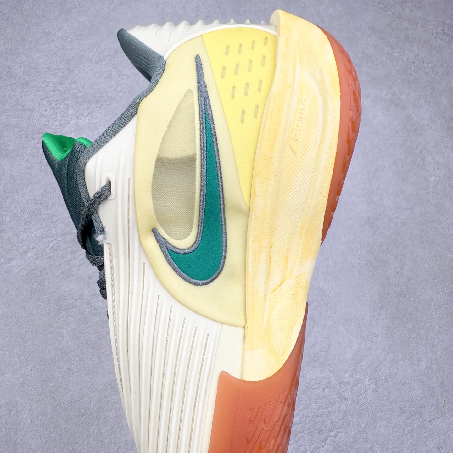 图片[7]-NK AIR ZOOM G.T. Cut实战篮球鞋 鞋身整体以多色拼接为主 全掌REACT+ZOOM STROBEL+后跟ZOOM 离地面更近的设计提供更快的反应速度 轻质双层网质鞋面 鞋面部分区域加强提供更好的控制力 低密度材料制成的鞋舌轻质舒适 后跟处分别配有“GT”字样和全新的鞋款系列Logo 男女鞋 尺码：36 36.5 37.5 38 38.5 39 40 40.5 41 42 42.5 43 44 44.5 45 46-选品中心