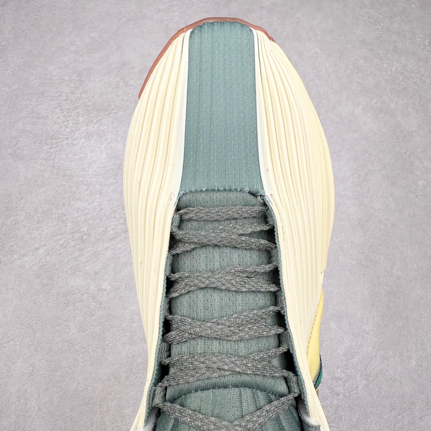 图片[4]-NK AIR ZOOM G.T. Cut实战篮球鞋 鞋身整体以多色拼接为主 全掌REACT+ZOOM STROBEL+后跟ZOOM 离地面更近的设计提供更快的反应速度 轻质双层网质鞋面 鞋面部分区域加强提供更好的控制力 低密度材料制成的鞋舌轻质舒适 后跟处分别配有“GT”字样和全新的鞋款系列Logo 男女鞋 尺码：36 36.5 37.5 38 38.5 39 40 40.5 41 42 42.5 43 44 44.5 45 46-选品中心