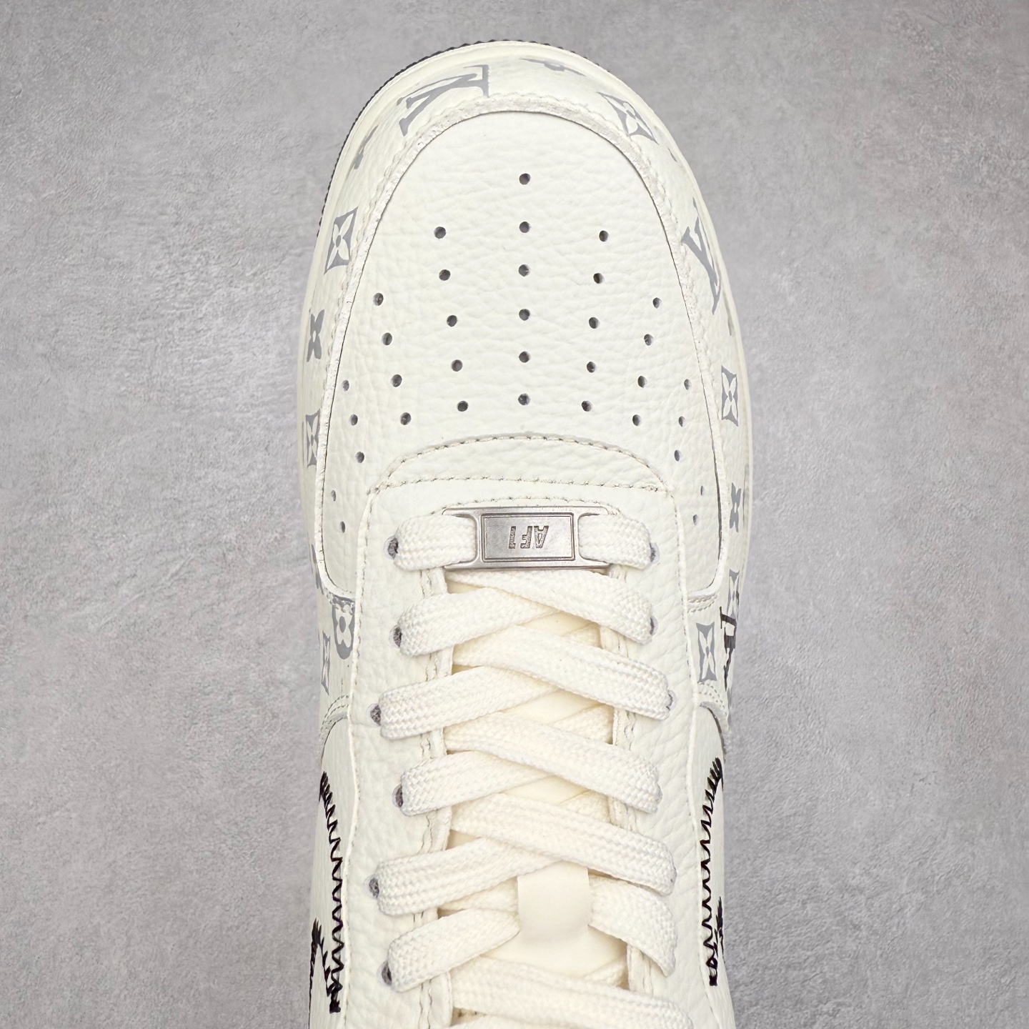 图片[4]-NK Air Force 1´07 Low 空军一号低帮百搭休闲运动板鞋 SC0607-557 柔软、弹性十足的缓震性能和出色的中底设计 横跨复古与现代的外型结合 造就出风靡全球 三十多年的Force 1 直到今天还深受青睐 实拍调校N版已经零色差零失真 百分百还原实物色彩所见即所得 不存在货不对板色差等低级问题 选购参考实物拍摄 不混卖不参货 只用心做好货严格选品 承诺混一赔十 尺码：36 36.5 37.5 38 38.5 39 40 40.5 41 42 42.5 43 44 44.5 45-选品中心