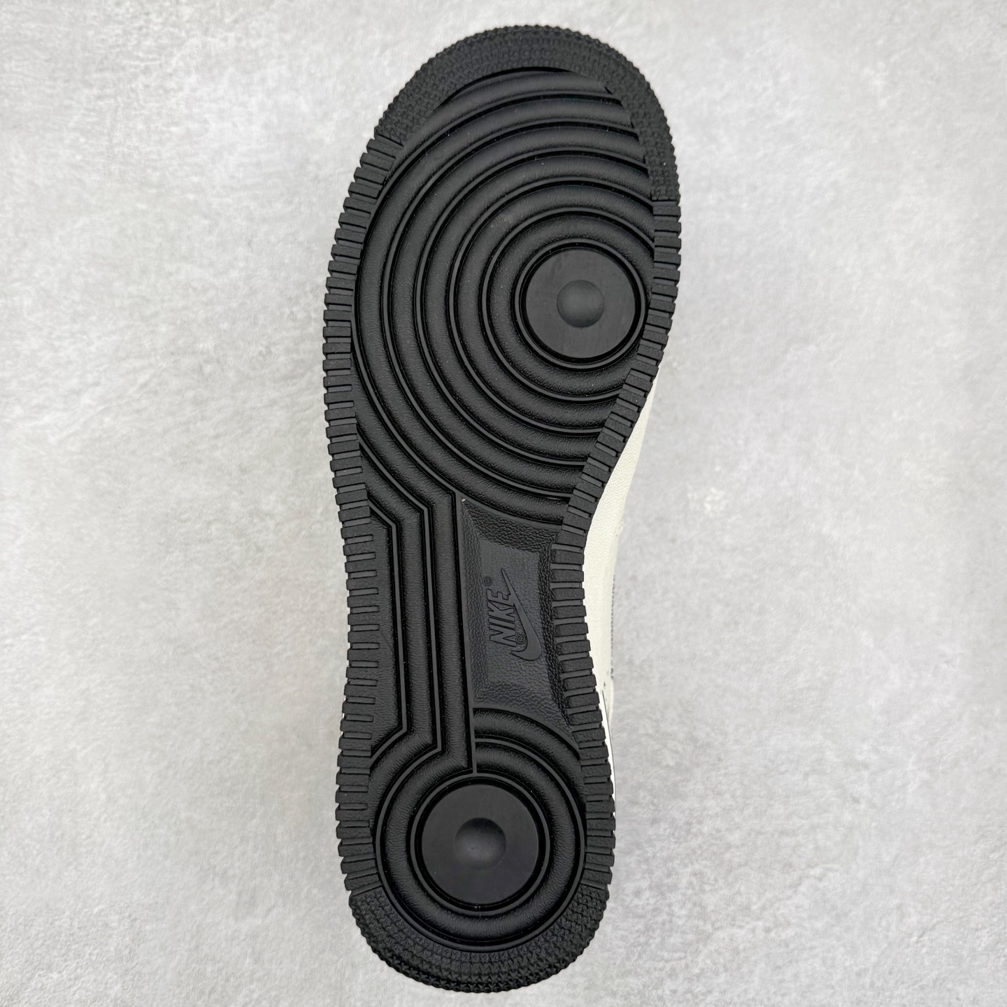 图片[9]-NK Air Force 1´07 Low 空军一号低帮百搭休闲运动板鞋 SC0607-557 柔软、弹性十足的缓震性能和出色的中底设计 横跨复古与现代的外型结合 造就出风靡全球 三十多年的Force 1 直到今天还深受青睐 实拍调校N版已经零色差零失真 百分百还原实物色彩所见即所得 不存在货不对板色差等低级问题 选购参考实物拍摄 不混卖不参货 只用心做好货严格选品 承诺混一赔十 尺码：36 36.5 37.5 38 38.5 39 40 40.5 41 42 42.5 43 44 44.5 45-选品中心