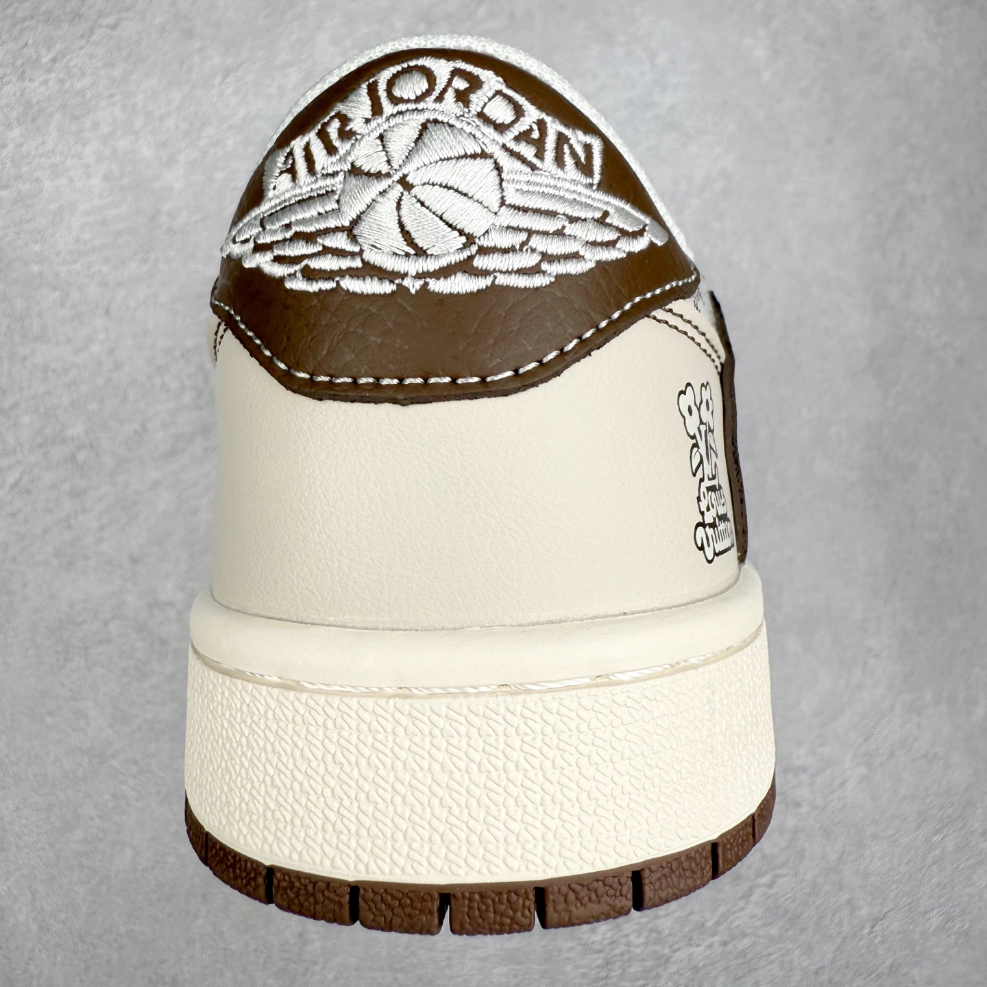 图片[8]-TS x Air Jordan AJ1 Low 倒钩低帮联名定制配色 XS7089-605 原厂内置气垫魔块 A模大底 头层小牛皮 鞋舌AJ原厂专用牛津布+AJ专用反口珍珠布+原厂无杂质高弹内里海棉+特殊封边弹力鞋带 实拍调校N版已经零色差零失真 百分百还原实物色彩所见即所得 不存在货不对板色差等低级问题 选购参考实物拍摄 不混卖不参货 只用心做好货严格选品 承诺混一赔十 尺码：36 36.5 37.5 38 38.5 39 40 40.5 41 42 42.5 43 44 44.5 45-选品中心