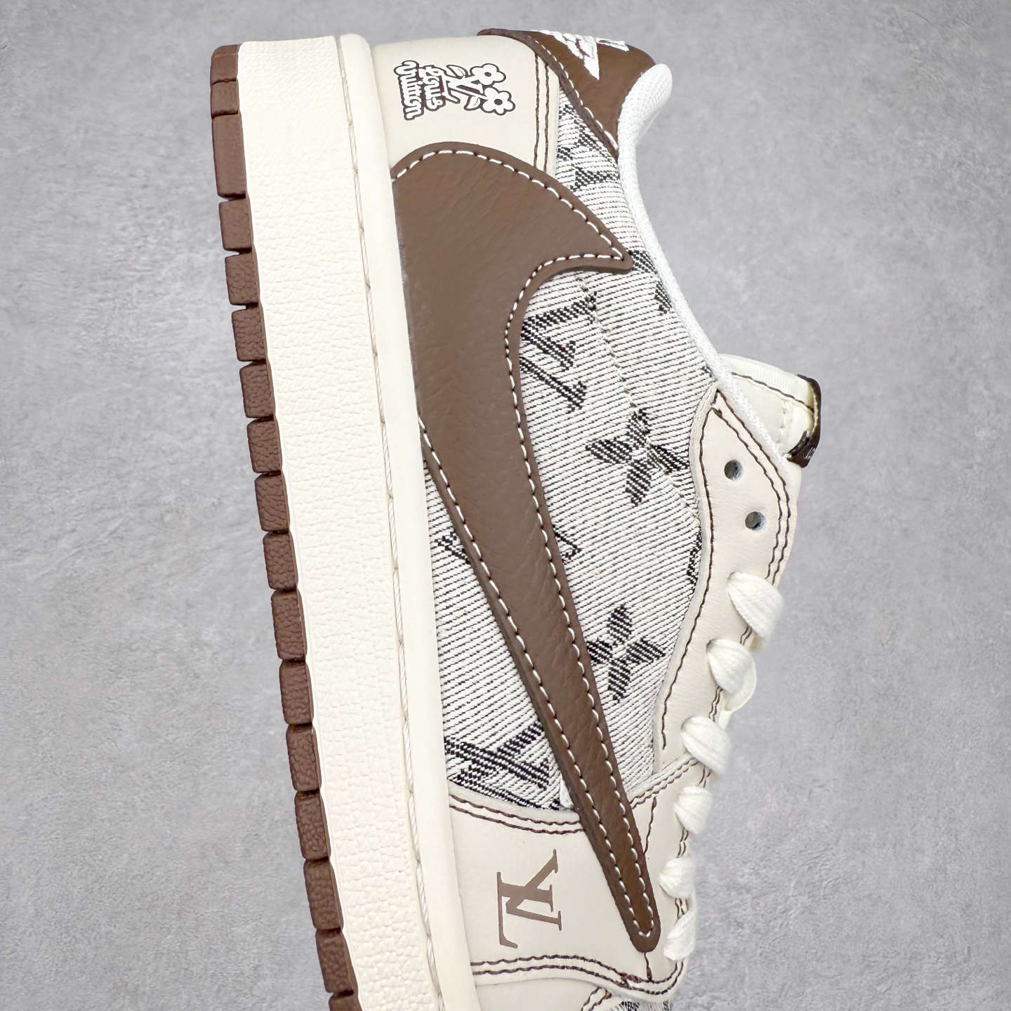 图片[6]-TS x Air Jordan AJ1 Low 倒钩低帮联名定制配色 XS7089-605 原厂内置气垫魔块 A模大底 头层小牛皮 鞋舌AJ原厂专用牛津布+AJ专用反口珍珠布+原厂无杂质高弹内里海棉+特殊封边弹力鞋带 实拍调校N版已经零色差零失真 百分百还原实物色彩所见即所得 不存在货不对板色差等低级问题 选购参考实物拍摄 不混卖不参货 只用心做好货严格选品 承诺混一赔十 尺码：36 36.5 37.5 38 38.5 39 40 40.5 41 42 42.5 43 44 44.5 45-选品中心