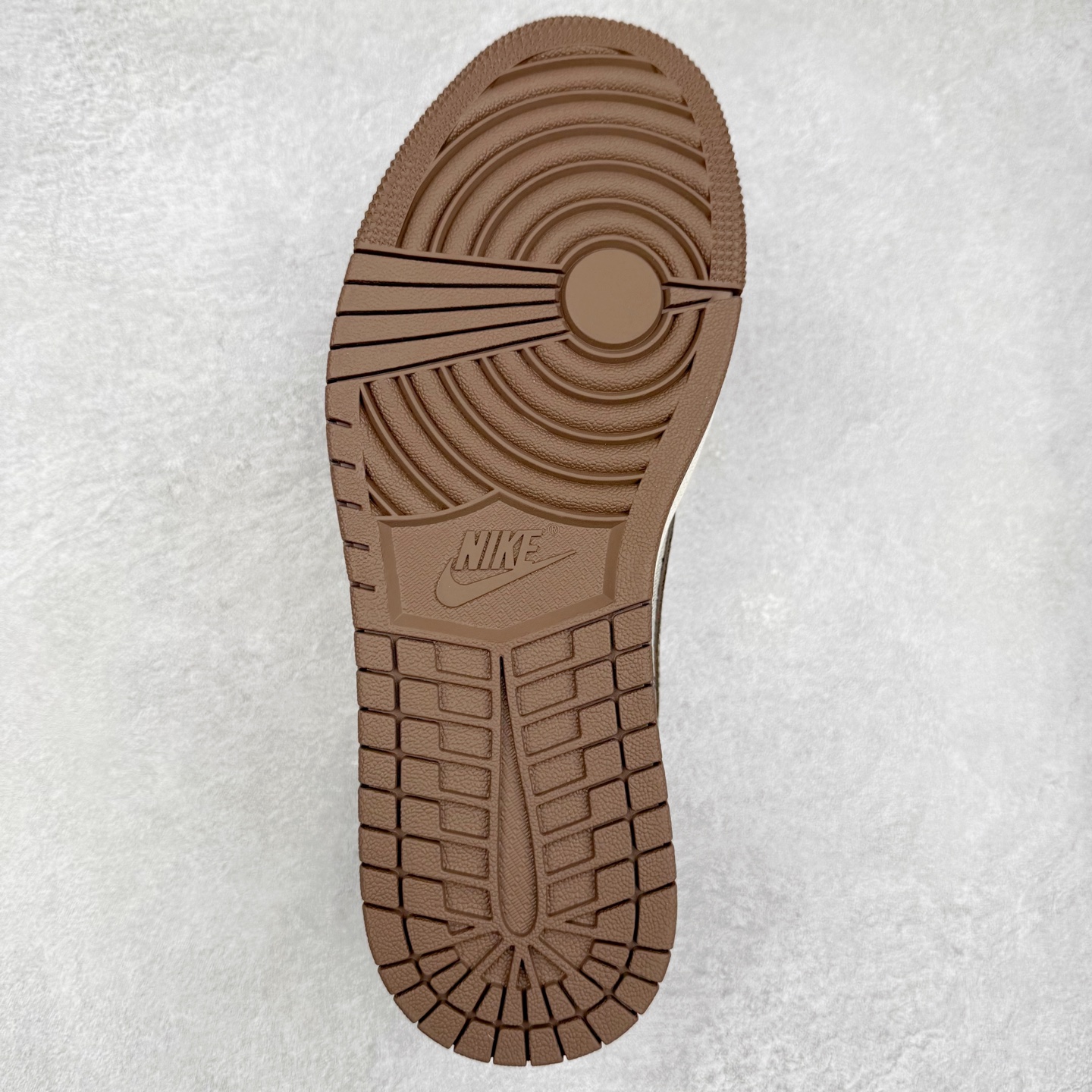 图片[9]-TS x Air Jordan AJ1 Low 倒钩低帮联名定制配色 XS7089-605 原厂内置气垫魔块 A模大底 头层小牛皮 鞋舌AJ原厂专用牛津布+AJ专用反口珍珠布+原厂无杂质高弹内里海棉+特殊封边弹力鞋带 实拍调校N版已经零色差零失真 百分百还原实物色彩所见即所得 不存在货不对板色差等低级问题 选购参考实物拍摄 不混卖不参货 只用心做好货严格选品 承诺混一赔十 尺码：36 36.5 37.5 38 38.5 39 40 40.5 41 42 42.5 43 44 44.5 45-选品中心