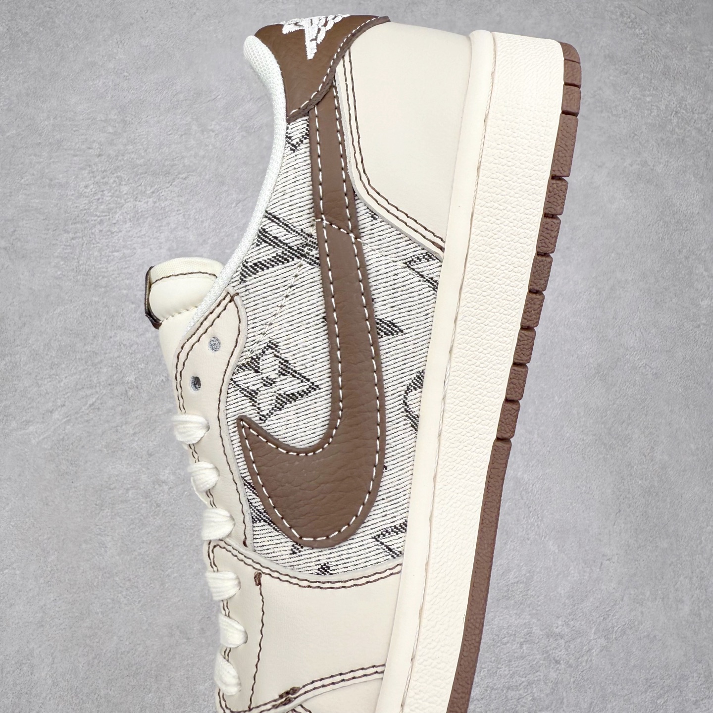 图片[7]-TS x Air Jordan AJ1 Low 倒钩低帮联名定制配色 XS7089-605 原厂内置气垫魔块 A模大底 头层小牛皮 鞋舌AJ原厂专用牛津布+AJ专用反口珍珠布+原厂无杂质高弹内里海棉+特殊封边弹力鞋带 实拍调校N版已经零色差零失真 百分百还原实物色彩所见即所得 不存在货不对板色差等低级问题 选购参考实物拍摄 不混卖不参货 只用心做好货严格选品 承诺混一赔十 尺码：36 36.5 37.5 38 38.5 39 40 40.5 41 42 42.5 43 44 44.5 45-选品中心