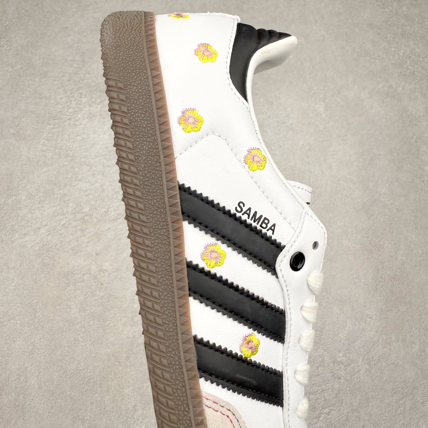 图片[6]-AD Original Samba OG 复古经典轻便板鞋 IF4391 口碑大厂出品 品控大底版型不断改良更新 全套原纸板楦头开发 确保原汁原味 完美呈现桑巴版型 一比一鞋头弧度高度鞋身弧度 此版本只针对中端市场 皮料材质有所更替 其他数据细节工艺流程均保持一致 绝不口嗨 细节品控鞋型随意对比 正确烫金高频细节 原装纳米超迁皮料 独家私模橡胶大底 原盒原配 这款桑巴鞋展示了高质量的工艺 带有装饰的超锁缝制和无缝的手感 柔软、柔软的皮革造型和标志性的3条纹完成了精致的外观 正规合身鞋带 鞋面上有绒面鞋垫 橡胶鞋底 享受正畸套筒软感 自50年代首次亮相以来就一直在赢得粉丝的青睐 尺码：35.5 36 36.5 37.5 38 38.5 39 40 40.5 41 42 42.5 43 44 44.5 45-选品中心