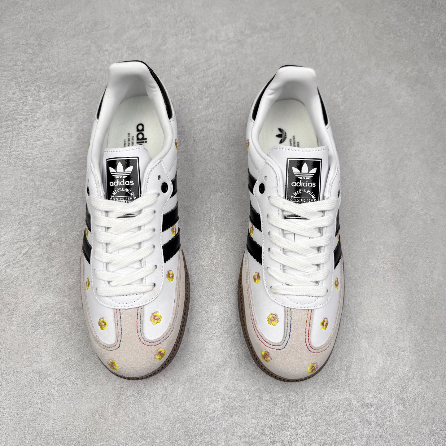 图片[2]-AD Original Samba OG 复古经典轻便板鞋 IF4391 口碑大厂出品 品控大底版型不断改良更新 全套原纸板楦头开发 确保原汁原味 完美呈现桑巴版型 一比一鞋头弧度高度鞋身弧度 此版本只针对中端市场 皮料材质有所更替 其他数据细节工艺流程均保持一致 绝不口嗨 细节品控鞋型随意对比 正确烫金高频细节 原装纳米超迁皮料 独家私模橡胶大底 原盒原配 这款桑巴鞋展示了高质量的工艺 带有装饰的超锁缝制和无缝的手感 柔软、柔软的皮革造型和标志性的3条纹完成了精致的外观 正规合身鞋带 鞋面上有绒面鞋垫 橡胶鞋底 享受正畸套筒软感 自50年代首次亮相以来就一直在赢得粉丝的青睐 尺码：35.5 36 36.5 37.5 38 38.5 39 40 40.5 41 42 42.5 43 44 44.5 45-选品中心