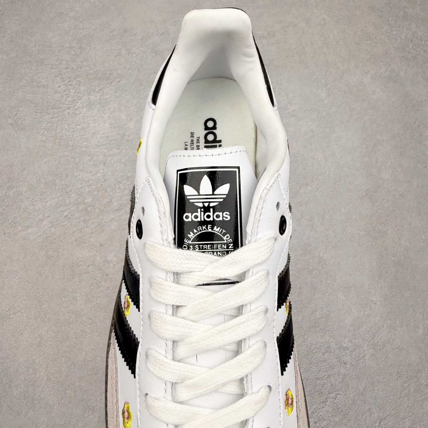 图片[5]-AD Original Samba OG 复古经典轻便板鞋 IF4391 口碑大厂出品 品控大底版型不断改良更新 全套原纸板楦头开发 确保原汁原味 完美呈现桑巴版型 一比一鞋头弧度高度鞋身弧度 此版本只针对中端市场 皮料材质有所更替 其他数据细节工艺流程均保持一致 绝不口嗨 细节品控鞋型随意对比 正确烫金高频细节 原装纳米超迁皮料 独家私模橡胶大底 原盒原配 这款桑巴鞋展示了高质量的工艺 带有装饰的超锁缝制和无缝的手感 柔软、柔软的皮革造型和标志性的3条纹完成了精致的外观 正规合身鞋带 鞋面上有绒面鞋垫 橡胶鞋底 享受正畸套筒软感 自50年代首次亮相以来就一直在赢得粉丝的青睐 尺码：35.5 36 36.5 37.5 38 38.5 39 40 40.5 41 42 42.5 43 44 44.5 45-选品中心