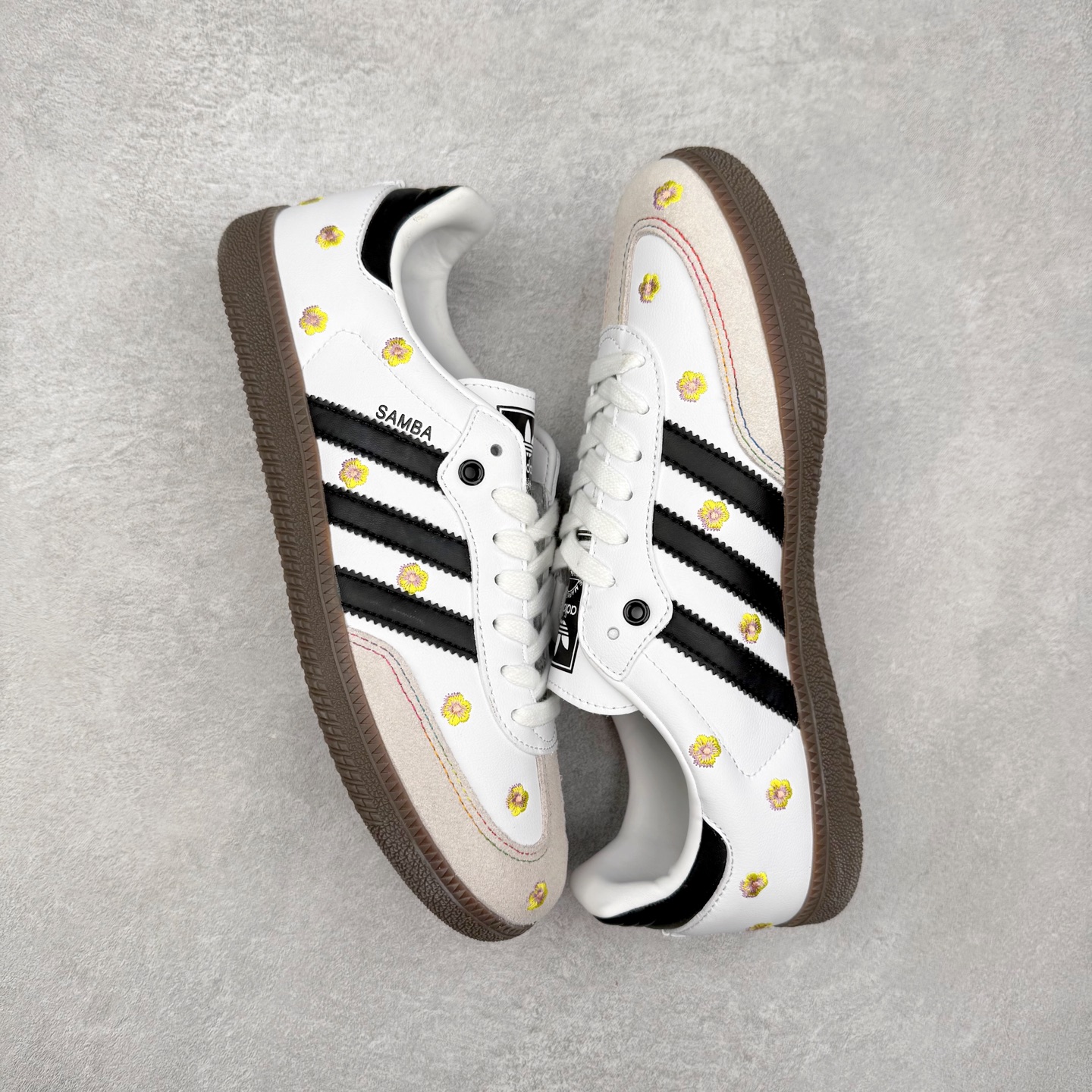 图片[3]-AD Original Samba OG 复古经典轻便板鞋 IF4391 口碑大厂出品 品控大底版型不断改良更新 全套原纸板楦头开发 确保原汁原味 完美呈现桑巴版型 一比一鞋头弧度高度鞋身弧度 此版本只针对中端市场 皮料材质有所更替 其他数据细节工艺流程均保持一致 绝不口嗨 细节品控鞋型随意对比 正确烫金高频细节 原装纳米超迁皮料 独家私模橡胶大底 原盒原配 这款桑巴鞋展示了高质量的工艺 带有装饰的超锁缝制和无缝的手感 柔软、柔软的皮革造型和标志性的3条纹完成了精致的外观 正规合身鞋带 鞋面上有绒面鞋垫 橡胶鞋底 享受正畸套筒软感 自50年代首次亮相以来就一直在赢得粉丝的青睐 尺码：35.5 36 36.5 37.5 38 38.5 39 40 40.5 41 42 42.5 43 44 44.5 45-选品中心
