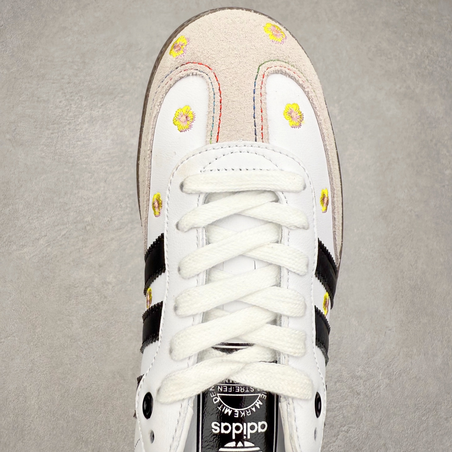 图片[4]-AD Original Samba OG 复古经典轻便板鞋 IF4391 口碑大厂出品 品控大底版型不断改良更新 全套原纸板楦头开发 确保原汁原味 完美呈现桑巴版型 一比一鞋头弧度高度鞋身弧度 此版本只针对中端市场 皮料材质有所更替 其他数据细节工艺流程均保持一致 绝不口嗨 细节品控鞋型随意对比 正确烫金高频细节 原装纳米超迁皮料 独家私模橡胶大底 原盒原配 这款桑巴鞋展示了高质量的工艺 带有装饰的超锁缝制和无缝的手感 柔软、柔软的皮革造型和标志性的3条纹完成了精致的外观 正规合身鞋带 鞋面上有绒面鞋垫 橡胶鞋底 享受正畸套筒软感 自50年代首次亮相以来就一直在赢得粉丝的青睐 尺码：35.5 36 36.5 37.5 38 38.5 39 40 40.5 41 42 42.5 43 44 44.5 45-选品中心