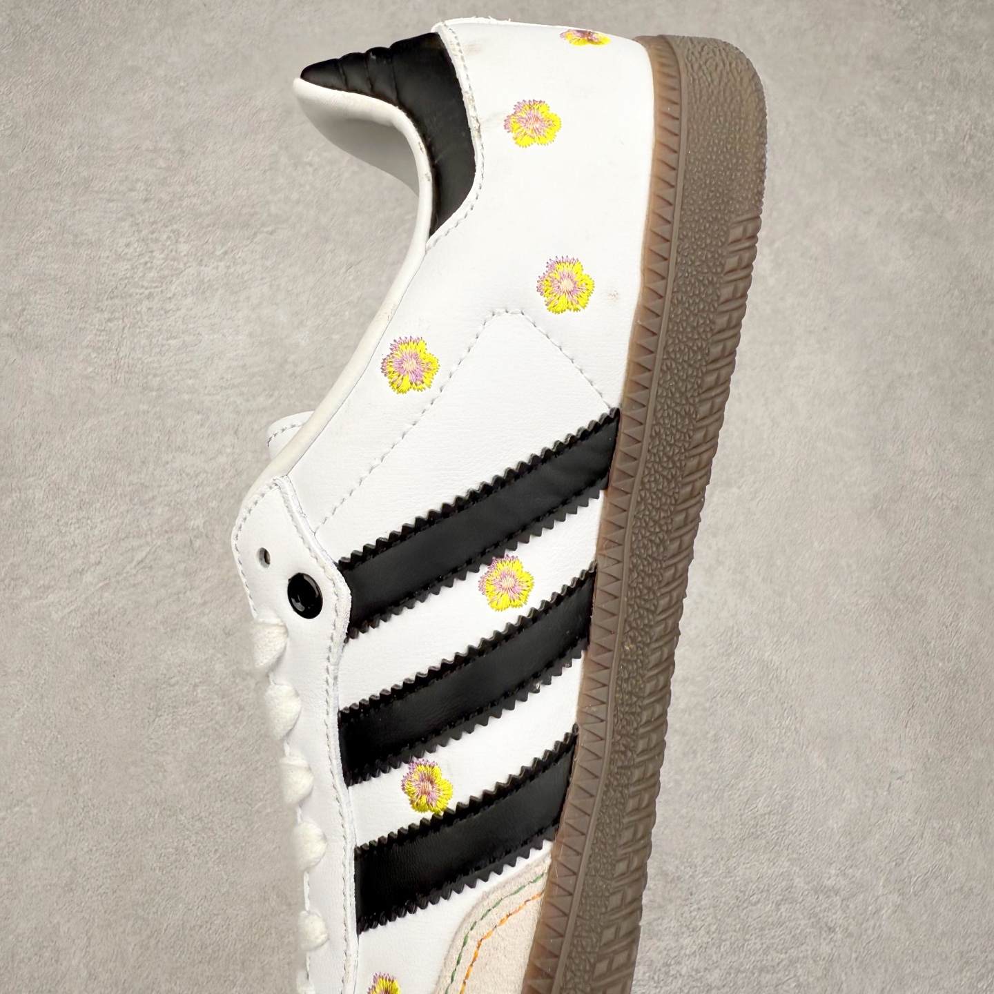 图片[7]-AD Original Samba OG 复古经典轻便板鞋 IF4391 口碑大厂出品 品控大底版型不断改良更新 全套原纸板楦头开发 确保原汁原味 完美呈现桑巴版型 一比一鞋头弧度高度鞋身弧度 此版本只针对中端市场 皮料材质有所更替 其他数据细节工艺流程均保持一致 绝不口嗨 细节品控鞋型随意对比 正确烫金高频细节 原装纳米超迁皮料 独家私模橡胶大底 原盒原配 这款桑巴鞋展示了高质量的工艺 带有装饰的超锁缝制和无缝的手感 柔软、柔软的皮革造型和标志性的3条纹完成了精致的外观 正规合身鞋带 鞋面上有绒面鞋垫 橡胶鞋底 享受正畸套筒软感 自50年代首次亮相以来就一直在赢得粉丝的青睐 尺码：35.5 36 36.5 37.5 38 38.5 39 40 40.5 41 42 42.5 43 44 44.5 45-选品中心