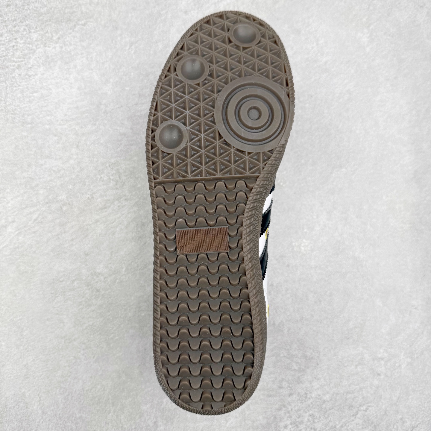 图片[9]-AD Original Samba OG 复古经典轻便板鞋 IF4391 口碑大厂出品 品控大底版型不断改良更新 全套原纸板楦头开发 确保原汁原味 完美呈现桑巴版型 一比一鞋头弧度高度鞋身弧度 此版本只针对中端市场 皮料材质有所更替 其他数据细节工艺流程均保持一致 绝不口嗨 细节品控鞋型随意对比 正确烫金高频细节 原装纳米超迁皮料 独家私模橡胶大底 原盒原配 这款桑巴鞋展示了高质量的工艺 带有装饰的超锁缝制和无缝的手感 柔软、柔软的皮革造型和标志性的3条纹完成了精致的外观 正规合身鞋带 鞋面上有绒面鞋垫 橡胶鞋底 享受正畸套筒软感 自50年代首次亮相以来就一直在赢得粉丝的青睐 尺码：35.5 36 36.5 37.5 38 38.5 39 40 40.5 41 42 42.5 43 44 44.5 45-选品中心