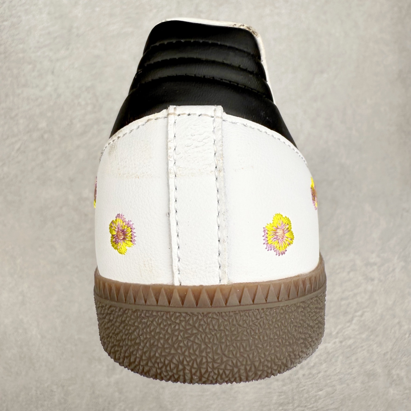 图片[8]-AD Original Samba OG 复古经典轻便板鞋 IF4391 口碑大厂出品 品控大底版型不断改良更新 全套原纸板楦头开发 确保原汁原味 完美呈现桑巴版型 一比一鞋头弧度高度鞋身弧度 此版本只针对中端市场 皮料材质有所更替 其他数据细节工艺流程均保持一致 绝不口嗨 细节品控鞋型随意对比 正确烫金高频细节 原装纳米超迁皮料 独家私模橡胶大底 原盒原配 这款桑巴鞋展示了高质量的工艺 带有装饰的超锁缝制和无缝的手感 柔软、柔软的皮革造型和标志性的3条纹完成了精致的外观 正规合身鞋带 鞋面上有绒面鞋垫 橡胶鞋底 享受正畸套筒软感 自50年代首次亮相以来就一直在赢得粉丝的青睐 尺码：35.5 36 36.5 37.5 38 38.5 39 40 40.5 41 42 42.5 43 44 44.5 45-选品中心