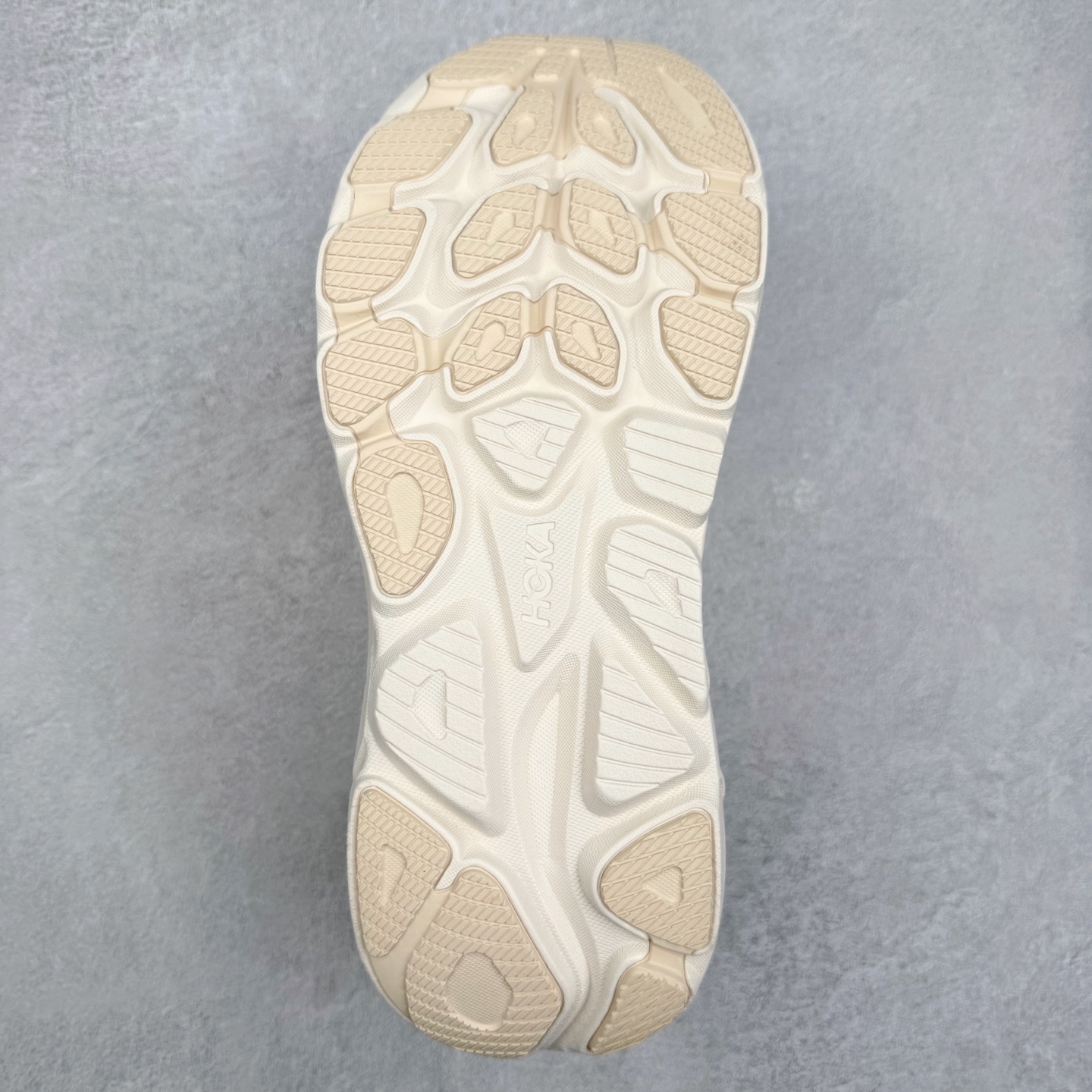 图片[9]-HOKA ONE ONE Clifton 克里夫顿10代专业性能减震公路跑步鞋 轻盈透气的针织网面和纱线的使用让鞋面更挺拔 增强鞋面的强度和支撑性能 搭配柔软的鞋舌 让双脚在舒适包裹中跑的更加畅快 全新泡棉中底 柔软的同时增强回弹性能 为不同跑者提供更平稳流畅的脚感 带来全面的缓冲保护 根据人体工程学设计的延长拉襟 后跟处弹软的海绵填充舒适固定 避免掉跟和摩擦 相比上一代光滑的内衬 Clifton 的内衬增强了摩擦力 避免双脚在鞋内滑动 尺码：36 36.5 37.5 38 38.5 39 40 40.5 41 42 42.5 43 44 44.5 45-选品中心