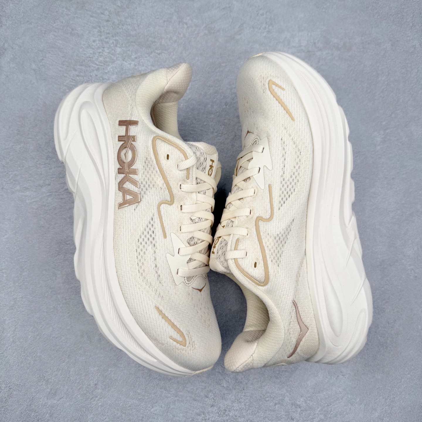 图片[3]-HOKA ONE ONE Clifton 克里夫顿10代专业性能减震公路跑步鞋 轻盈透气的针织网面和纱线的使用让鞋面更挺拔 增强鞋面的强度和支撑性能 搭配柔软的鞋舌 让双脚在舒适包裹中跑的更加畅快 全新泡棉中底 柔软的同时增强回弹性能 为不同跑者提供更平稳流畅的脚感 带来全面的缓冲保护 根据人体工程学设计的延长拉襟 后跟处弹软的海绵填充舒适固定 避免掉跟和摩擦 相比上一代光滑的内衬 Clifton 的内衬增强了摩擦力 避免双脚在鞋内滑动 尺码：36 36.5 37.5 38 38.5 39 40 40.5 41 42 42.5 43 44 44.5 45-选品中心