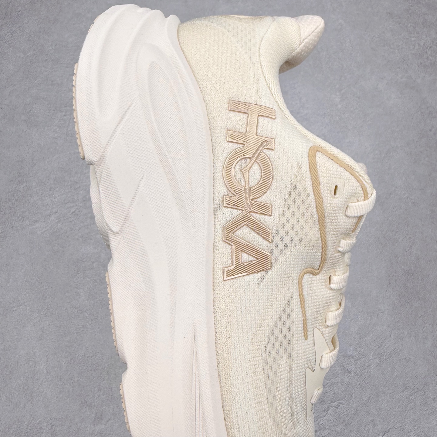 图片[6]-HOKA ONE ONE Clifton 克里夫顿10代专业性能减震公路跑步鞋 轻盈透气的针织网面和纱线的使用让鞋面更挺拔 增强鞋面的强度和支撑性能 搭配柔软的鞋舌 让双脚在舒适包裹中跑的更加畅快 全新泡棉中底 柔软的同时增强回弹性能 为不同跑者提供更平稳流畅的脚感 带来全面的缓冲保护 根据人体工程学设计的延长拉襟 后跟处弹软的海绵填充舒适固定 避免掉跟和摩擦 相比上一代光滑的内衬 Clifton 的内衬增强了摩擦力 避免双脚在鞋内滑动 尺码：36 36.5 37.5 38 38.5 39 40 40.5 41 42 42.5 43 44 44.5 45-选品中心