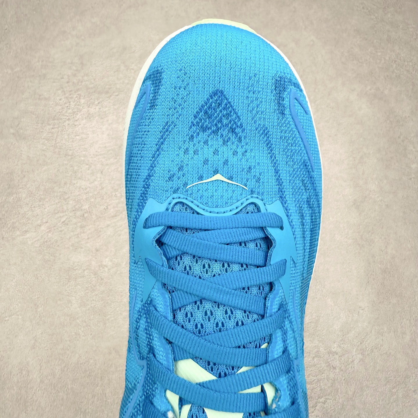 图片[4]-HOKA ONE ONE Clifton 克里夫顿10代专业性能减震公路跑步鞋 轻盈透气的针织网面和纱线的使用让鞋面更挺拔 增强鞋面的强度和支撑性能 搭配柔软的鞋舌 让双脚在舒适包裹中跑的更加畅快 全新泡棉中底 柔软的同时增强回弹性能 为不同跑者提供更平稳流畅的脚感 带来全面的缓冲保护 根据人体工程学设计的延长拉襟 后跟处弹软的海绵填充舒适固定 避免掉跟和摩擦 相比上一代光滑的内衬 Clifton 的内衬增强了摩擦力 避免双脚在鞋内滑动 尺码：36 36.5 37.5 38 38.5 39 40 40.5 41 42 42.5 43 44 44.5 45-选品中心