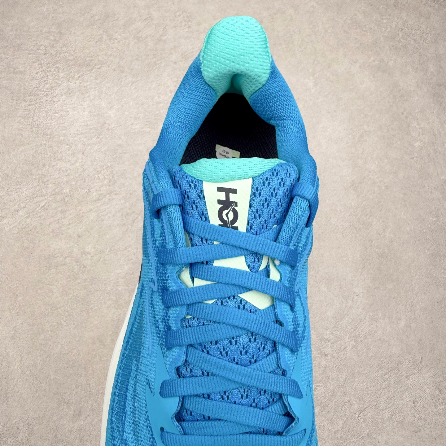 图片[5]-HOKA ONE ONE Clifton 克里夫顿10代专业性能减震公路跑步鞋 轻盈透气的针织网面和纱线的使用让鞋面更挺拔 增强鞋面的强度和支撑性能 搭配柔软的鞋舌 让双脚在舒适包裹中跑的更加畅快 全新泡棉中底 柔软的同时增强回弹性能 为不同跑者提供更平稳流畅的脚感 带来全面的缓冲保护 根据人体工程学设计的延长拉襟 后跟处弹软的海绵填充舒适固定 避免掉跟和摩擦 相比上一代光滑的内衬 Clifton 的内衬增强了摩擦力 避免双脚在鞋内滑动 尺码：36 36.5 37.5 38 38.5 39 40 40.5 41 42 42.5 43 44 44.5 45-选品中心