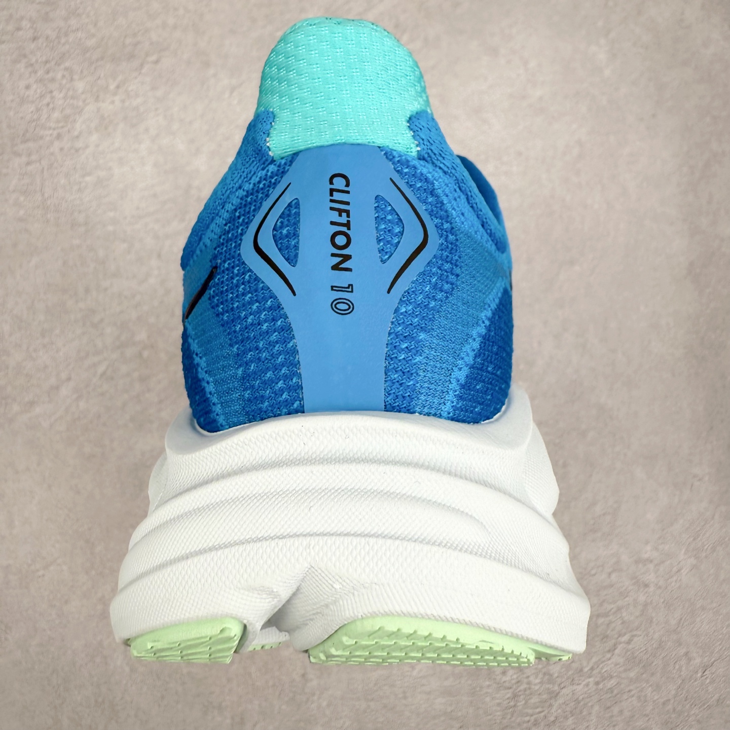 图片[8]-HOKA ONE ONE Clifton 克里夫顿10代专业性能减震公路跑步鞋 轻盈透气的针织网面和纱线的使用让鞋面更挺拔 增强鞋面的强度和支撑性能 搭配柔软的鞋舌 让双脚在舒适包裹中跑的更加畅快 全新泡棉中底 柔软的同时增强回弹性能 为不同跑者提供更平稳流畅的脚感 带来全面的缓冲保护 根据人体工程学设计的延长拉襟 后跟处弹软的海绵填充舒适固定 避免掉跟和摩擦 相比上一代光滑的内衬 Clifton 的内衬增强了摩擦力 避免双脚在鞋内滑动 尺码：36 36.5 37.5 38 38.5 39 40 40.5 41 42 42.5 43 44 44.5 45-选品中心