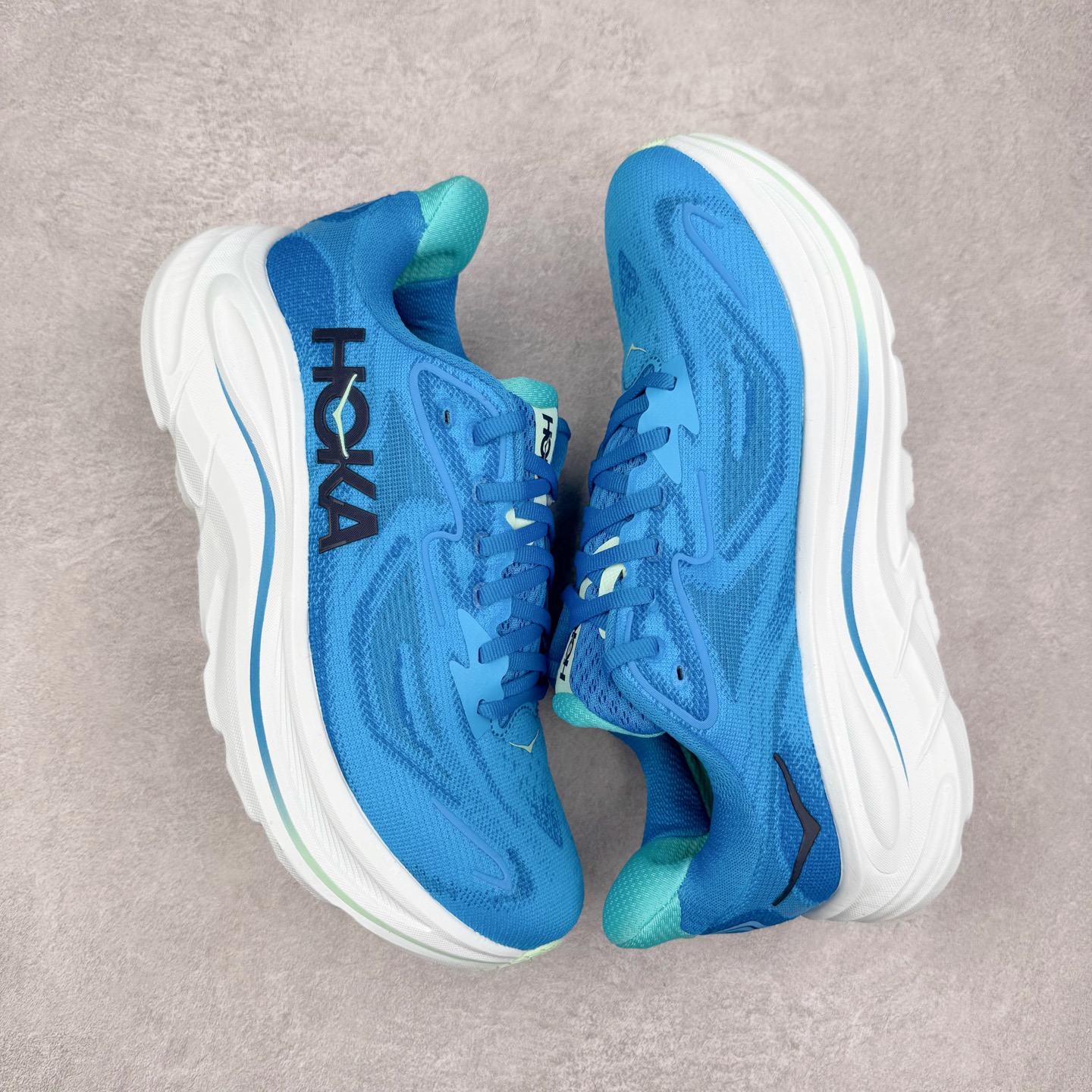 图片[3]-HOKA ONE ONE Clifton 克里夫顿10代专业性能减震公路跑步鞋 轻盈透气的针织网面和纱线的使用让鞋面更挺拔 增强鞋面的强度和支撑性能 搭配柔软的鞋舌 让双脚在舒适包裹中跑的更加畅快 全新泡棉中底 柔软的同时增强回弹性能 为不同跑者提供更平稳流畅的脚感 带来全面的缓冲保护 根据人体工程学设计的延长拉襟 后跟处弹软的海绵填充舒适固定 避免掉跟和摩擦 相比上一代光滑的内衬 Clifton 的内衬增强了摩擦力 避免双脚在鞋内滑动 尺码：36 36.5 37.5 38 38.5 39 40 40.5 41 42 42.5 43 44 44.5 45-选品中心