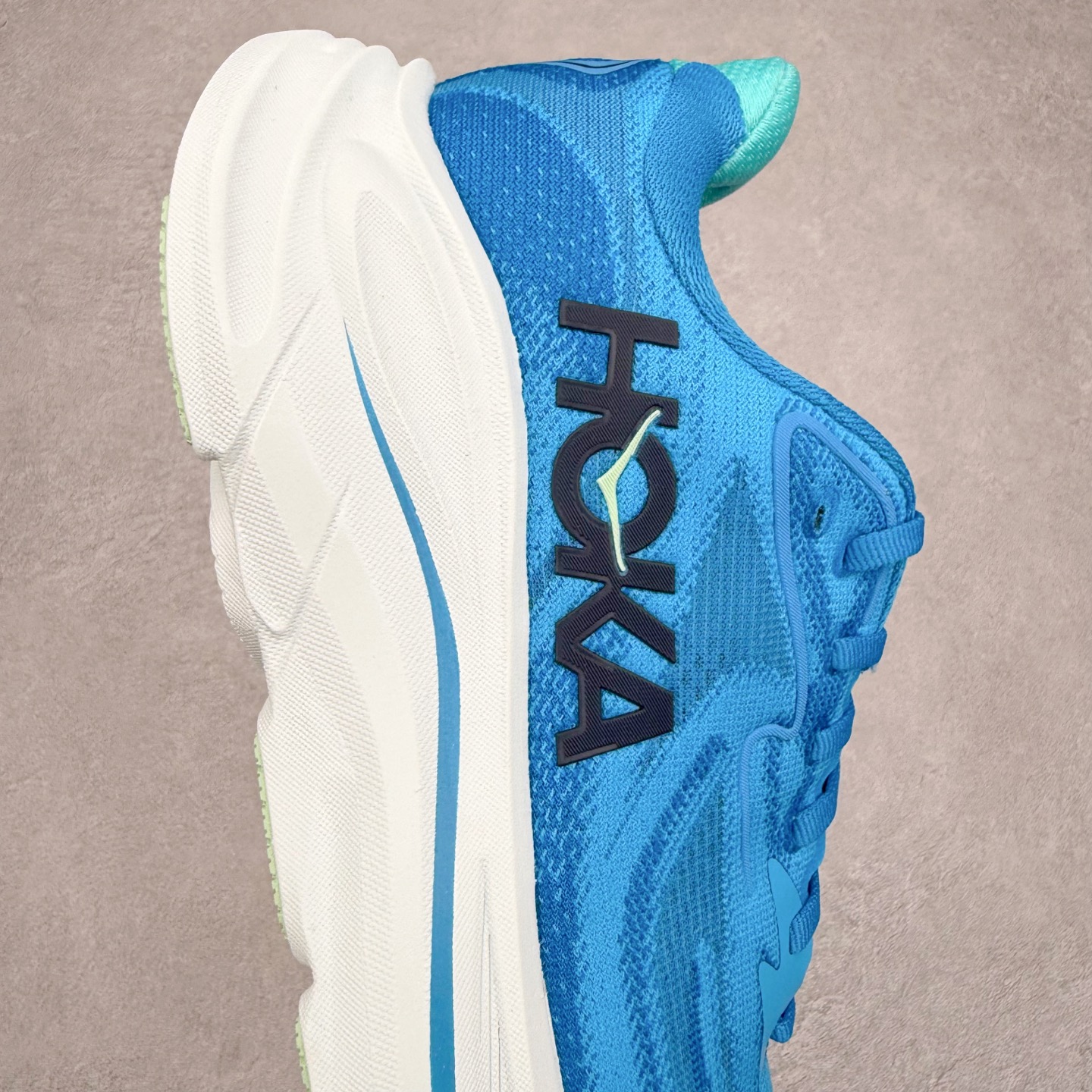 图片[6]-HOKA ONE ONE Clifton 克里夫顿10代专业性能减震公路跑步鞋 轻盈透气的针织网面和纱线的使用让鞋面更挺拔 增强鞋面的强度和支撑性能 搭配柔软的鞋舌 让双脚在舒适包裹中跑的更加畅快 全新泡棉中底 柔软的同时增强回弹性能 为不同跑者提供更平稳流畅的脚感 带来全面的缓冲保护 根据人体工程学设计的延长拉襟 后跟处弹软的海绵填充舒适固定 避免掉跟和摩擦 相比上一代光滑的内衬 Clifton 的内衬增强了摩擦力 避免双脚在鞋内滑动 尺码：36 36.5 37.5 38 38.5 39 40 40.5 41 42 42.5 43 44 44.5 45-选品中心