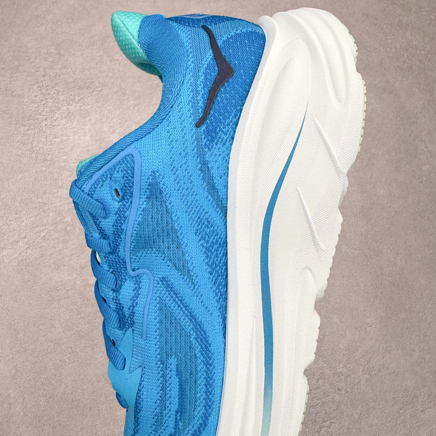 图片[7]-HOKA ONE ONE Clifton 克里夫顿10代专业性能减震公路跑步鞋 轻盈透气的针织网面和纱线的使用让鞋面更挺拔 增强鞋面的强度和支撑性能 搭配柔软的鞋舌 让双脚在舒适包裹中跑的更加畅快 全新泡棉中底 柔软的同时增强回弹性能 为不同跑者提供更平稳流畅的脚感 带来全面的缓冲保护 根据人体工程学设计的延长拉襟 后跟处弹软的海绵填充舒适固定 避免掉跟和摩擦 相比上一代光滑的内衬 Clifton 的内衬增强了摩擦力 避免双脚在鞋内滑动 尺码：36 36.5 37.5 38 38.5 39 40 40.5 41 42 42.5 43 44 44.5 45-选品中心