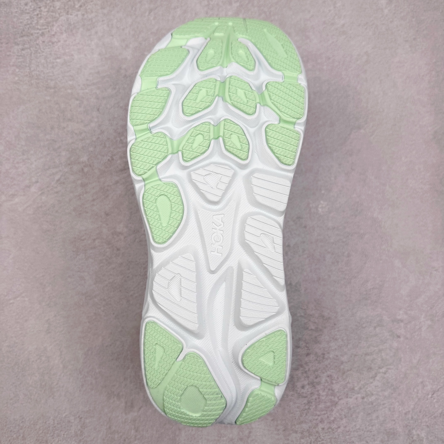 图片[9]-HOKA ONE ONE Clifton 克里夫顿10代专业性能减震公路跑步鞋 轻盈透气的针织网面和纱线的使用让鞋面更挺拔 增强鞋面的强度和支撑性能 搭配柔软的鞋舌 让双脚在舒适包裹中跑的更加畅快 全新泡棉中底 柔软的同时增强回弹性能 为不同跑者提供更平稳流畅的脚感 带来全面的缓冲保护 根据人体工程学设计的延长拉襟 后跟处弹软的海绵填充舒适固定 避免掉跟和摩擦 相比上一代光滑的内衬 Clifton 的内衬增强了摩擦力 避免双脚在鞋内滑动 尺码：36 36.5 37.5 38 38.5 39 40 40.5 41 42 42.5 43 44 44.5 45-选品中心