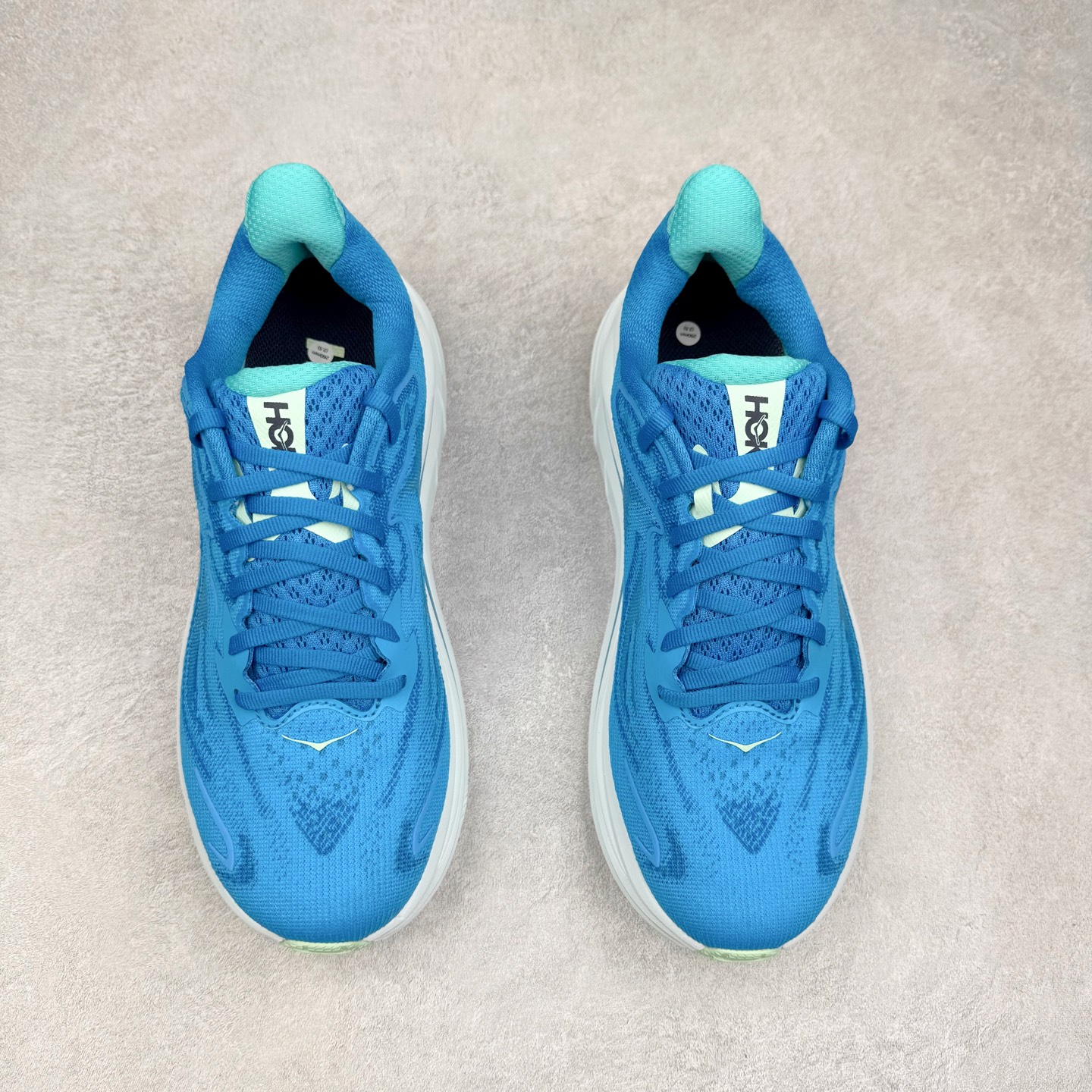 图片[2]-HOKA ONE ONE Clifton 克里夫顿10代专业性能减震公路跑步鞋 轻盈透气的针织网面和纱线的使用让鞋面更挺拔 增强鞋面的强度和支撑性能 搭配柔软的鞋舌 让双脚在舒适包裹中跑的更加畅快 全新泡棉中底 柔软的同时增强回弹性能 为不同跑者提供更平稳流畅的脚感 带来全面的缓冲保护 根据人体工程学设计的延长拉襟 后跟处弹软的海绵填充舒适固定 避免掉跟和摩擦 相比上一代光滑的内衬 Clifton 的内衬增强了摩擦力 避免双脚在鞋内滑动 尺码：36 36.5 37.5 38 38.5 39 40 40.5 41 42 42.5 43 44 44.5 45-选品中心