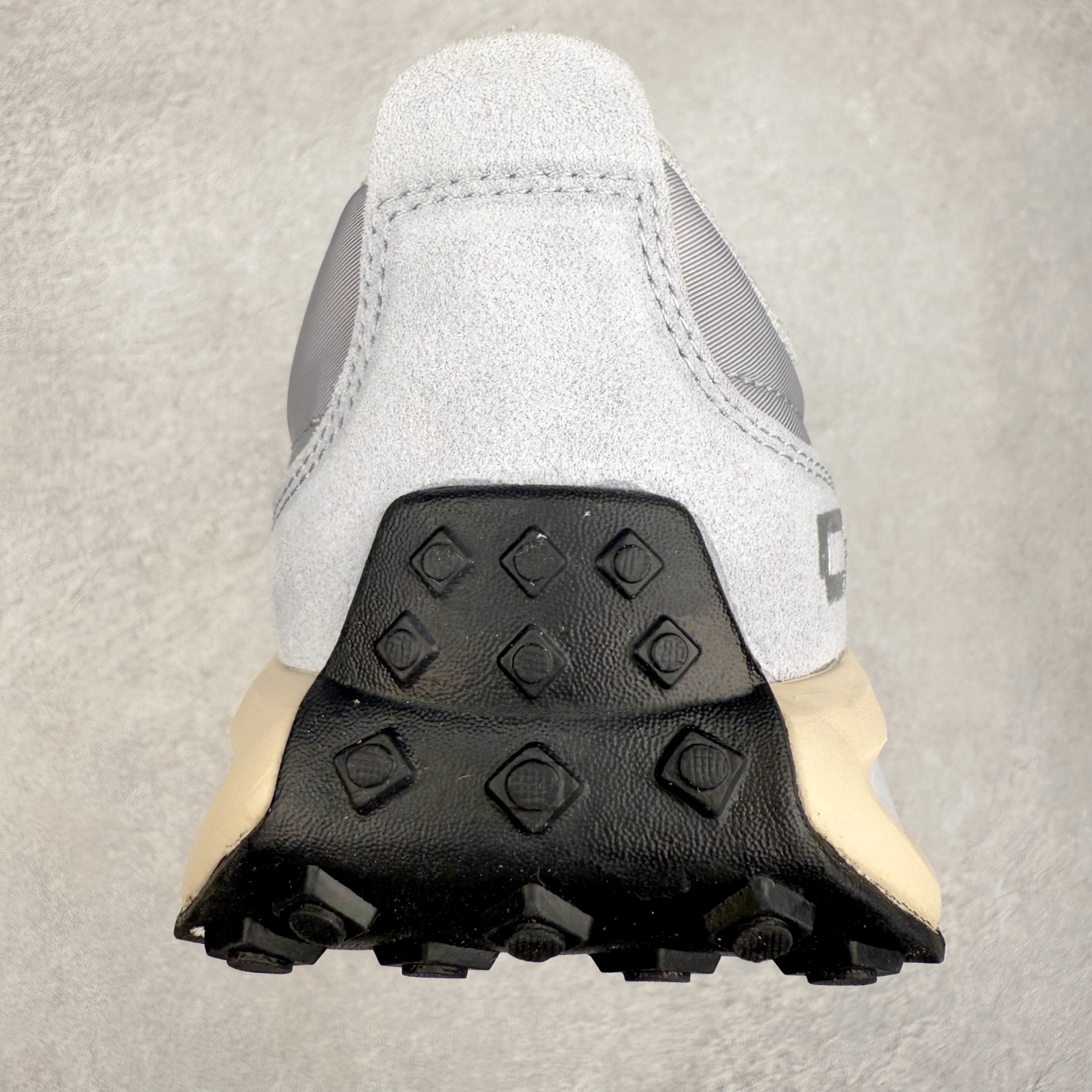 图片[8]-DESCENTE Chron TRAINER 迪桑特时尚舒适 防滑耐磨低帮生活休闲鞋 DESCENTE（迪桑特）创立于1935年，品牌名取自法语词汇，意为“滑降”。品牌箭头标识代表滑雪的三种技术“高速直线滑行”、“穿越”和“侧滑”，也寓意品牌在打造高端专业运动产品中不断追求完美的创新精神，致力于成为中国高端专业滑雪、综训、女子、铁人三项、高尔夫的第一品牌。实拍调校N版已经零色差零失真 百分百还原实物色彩所见即所得 不存在货不对板色差等低级问题 选购参考实物拍摄 不混卖不参货 只用心做好货严格选品 承诺混一赔十 尺码：36 36.5 37.5 38 38.5 39 40 40.5 41 42 42.5 43 44 44.5 45-选品中心