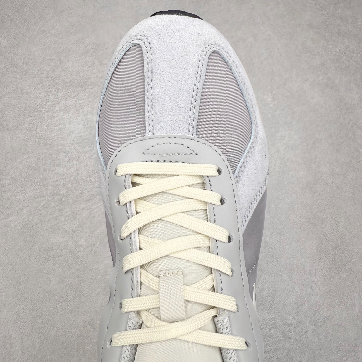 图片[4]-DESCENTE Chron TRAINER 迪桑特时尚舒适 防滑耐磨低帮生活休闲鞋 DESCENTE（迪桑特）创立于1935年，品牌名取自法语词汇，意为“滑降”。品牌箭头标识代表滑雪的三种技术“高速直线滑行”、“穿越”和“侧滑”，也寓意品牌在打造高端专业运动产品中不断追求完美的创新精神，致力于成为中国高端专业滑雪、综训、女子、铁人三项、高尔夫的第一品牌。实拍调校N版已经零色差零失真 百分百还原实物色彩所见即所得 不存在货不对板色差等低级问题 选购参考实物拍摄 不混卖不参货 只用心做好货严格选品 承诺混一赔十 尺码：36 36.5 37.5 38 38.5 39 40 40.5 41 42 42.5 43 44 44.5 45-选品中心