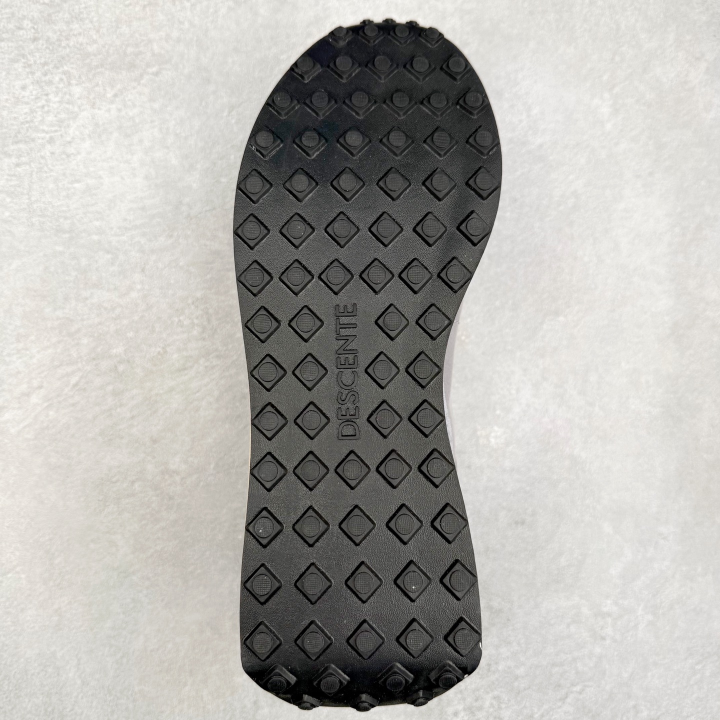 图片[9]-DESCENTE Chron TRAINER 迪桑特时尚舒适 防滑耐磨低帮生活休闲鞋 DESCENTE（迪桑特）创立于1935年，品牌名取自法语词汇，意为“滑降”。品牌箭头标识代表滑雪的三种技术“高速直线滑行”、“穿越”和“侧滑”，也寓意品牌在打造高端专业运动产品中不断追求完美的创新精神，致力于成为中国高端专业滑雪、综训、女子、铁人三项、高尔夫的第一品牌。实拍调校N版已经零色差零失真 百分百还原实物色彩所见即所得 不存在货不对板色差等低级问题 选购参考实物拍摄 不混卖不参货 只用心做好货严格选品 承诺混一赔十 尺码：36 36.5 37.5 38 38.5 39 40 40.5 41 42 42.5 43 44 44.5 45-选品中心