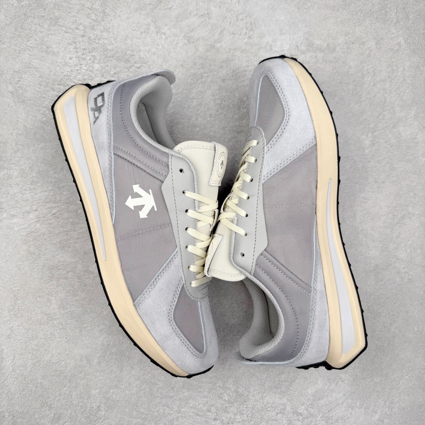 图片[3]-DESCENTE Chron TRAINER 迪桑特时尚舒适 防滑耐磨低帮生活休闲鞋 DESCENTE（迪桑特）创立于1935年，品牌名取自法语词汇，意为“滑降”。品牌箭头标识代表滑雪的三种技术“高速直线滑行”、“穿越”和“侧滑”，也寓意品牌在打造高端专业运动产品中不断追求完美的创新精神，致力于成为中国高端专业滑雪、综训、女子、铁人三项、高尔夫的第一品牌。实拍调校N版已经零色差零失真 百分百还原实物色彩所见即所得 不存在货不对板色差等低级问题 选购参考实物拍摄 不混卖不参货 只用心做好货严格选品 承诺混一赔十 尺码：36 36.5 37.5 38 38.5 39 40 40.5 41 42 42.5 43 44 44.5 45-选品中心