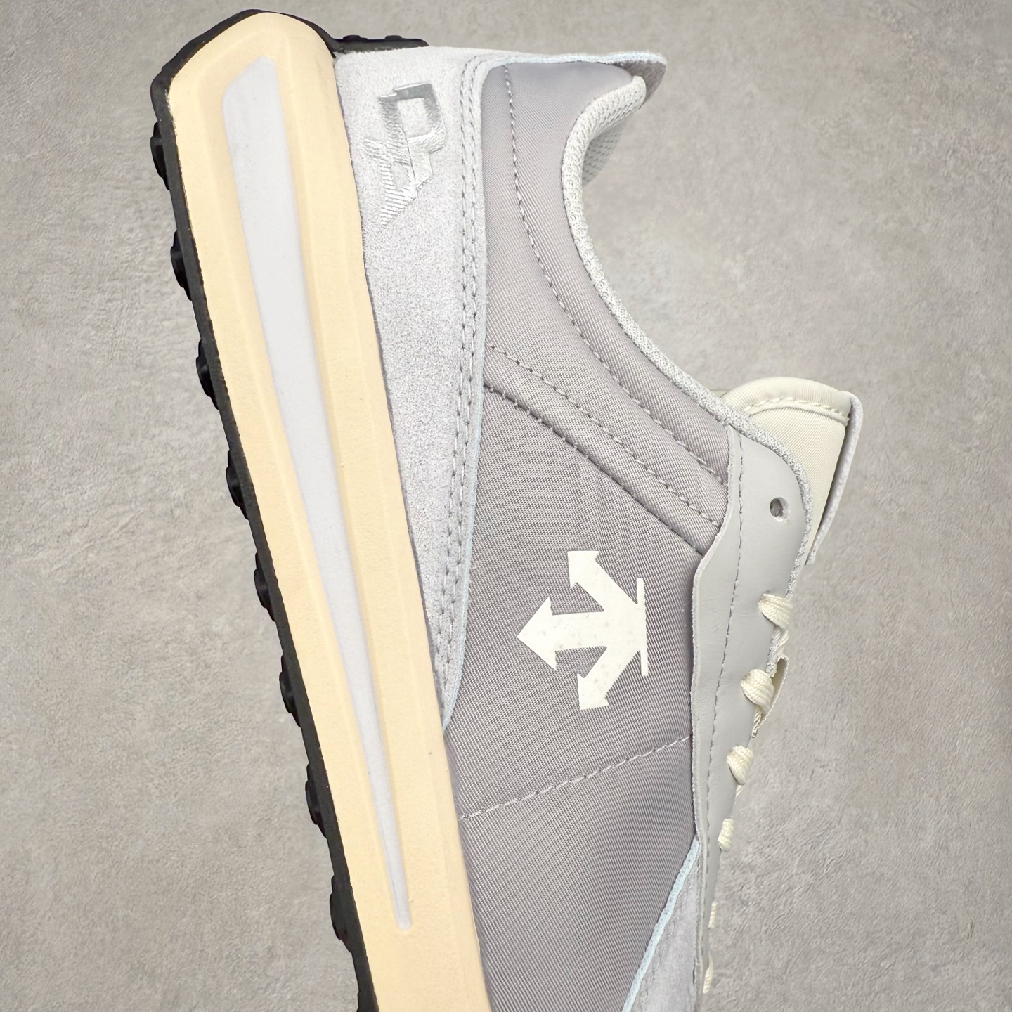 图片[6]-DESCENTE Chron TRAINER 迪桑特时尚舒适 防滑耐磨低帮生活休闲鞋 DESCENTE（迪桑特）创立于1935年，品牌名取自法语词汇，意为“滑降”。品牌箭头标识代表滑雪的三种技术“高速直线滑行”、“穿越”和“侧滑”，也寓意品牌在打造高端专业运动产品中不断追求完美的创新精神，致力于成为中国高端专业滑雪、综训、女子、铁人三项、高尔夫的第一品牌。实拍调校N版已经零色差零失真 百分百还原实物色彩所见即所得 不存在货不对板色差等低级问题 选购参考实物拍摄 不混卖不参货 只用心做好货严格选品 承诺混一赔十 尺码：36 36.5 37.5 38 38.5 39 40 40.5 41 42 42.5 43 44 44.5 45-选品中心