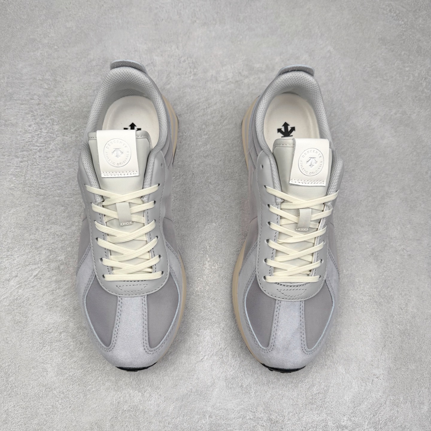 图片[2]-DESCENTE Chron TRAINER 迪桑特时尚舒适 防滑耐磨低帮生活休闲鞋 DESCENTE（迪桑特）创立于1935年，品牌名取自法语词汇，意为“滑降”。品牌箭头标识代表滑雪的三种技术“高速直线滑行”、“穿越”和“侧滑”，也寓意品牌在打造高端专业运动产品中不断追求完美的创新精神，致力于成为中国高端专业滑雪、综训、女子、铁人三项、高尔夫的第一品牌。实拍调校N版已经零色差零失真 百分百还原实物色彩所见即所得 不存在货不对板色差等低级问题 选购参考实物拍摄 不混卖不参货 只用心做好货严格选品 承诺混一赔十 尺码：36 36.5 37.5 38 38.5 39 40 40.5 41 42 42.5 43 44 44.5 45-选品中心