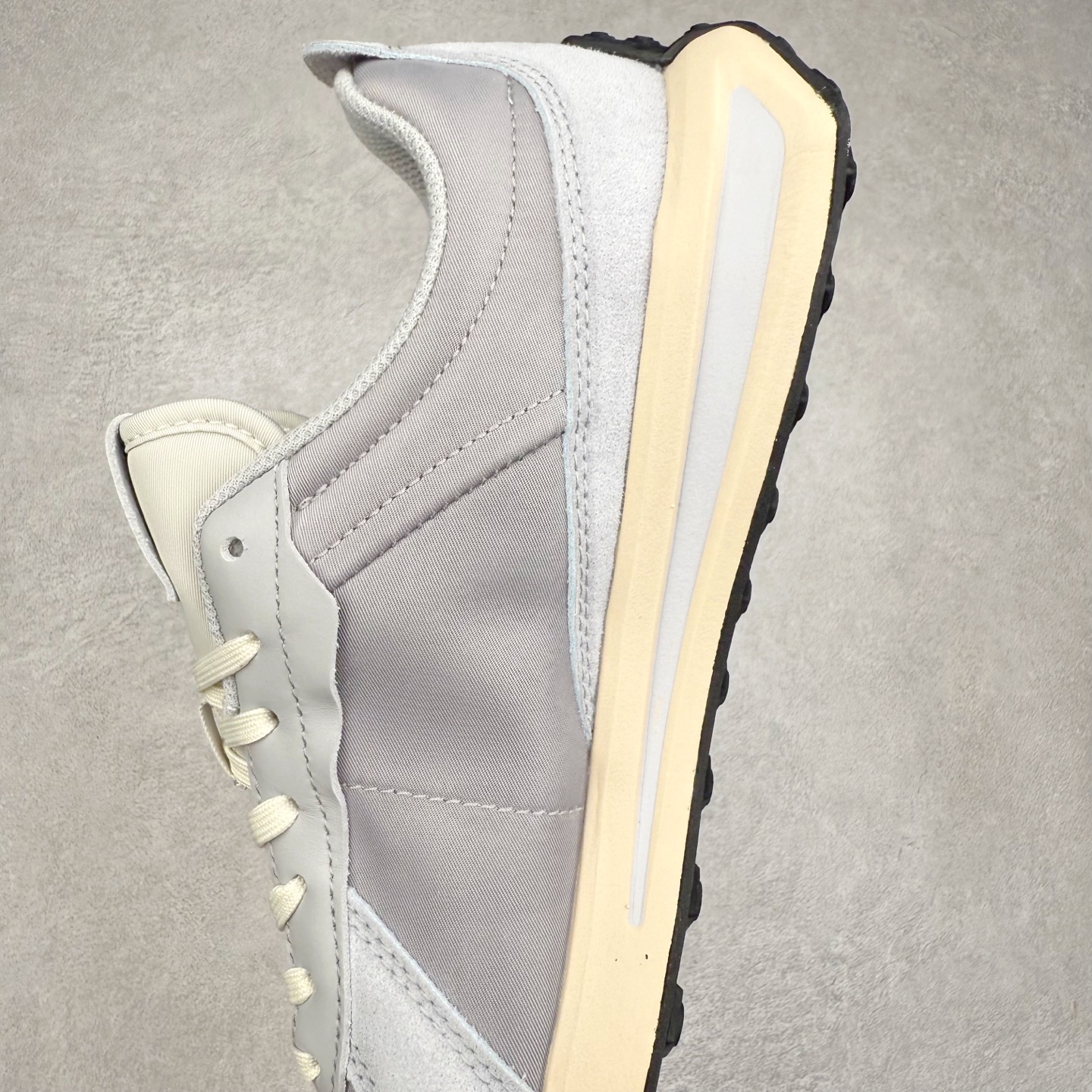 图片[7]-DESCENTE Chron TRAINER 迪桑特时尚舒适 防滑耐磨低帮生活休闲鞋 DESCENTE（迪桑特）创立于1935年，品牌名取自法语词汇，意为“滑降”。品牌箭头标识代表滑雪的三种技术“高速直线滑行”、“穿越”和“侧滑”，也寓意品牌在打造高端专业运动产品中不断追求完美的创新精神，致力于成为中国高端专业滑雪、综训、女子、铁人三项、高尔夫的第一品牌。实拍调校N版已经零色差零失真 百分百还原实物色彩所见即所得 不存在货不对板色差等低级问题 选购参考实物拍摄 不混卖不参货 只用心做好货严格选品 承诺混一赔十 尺码：36 36.5 37.5 38 38.5 39 40 40.5 41 42 42.5 43 44 44.5 45-选品中心