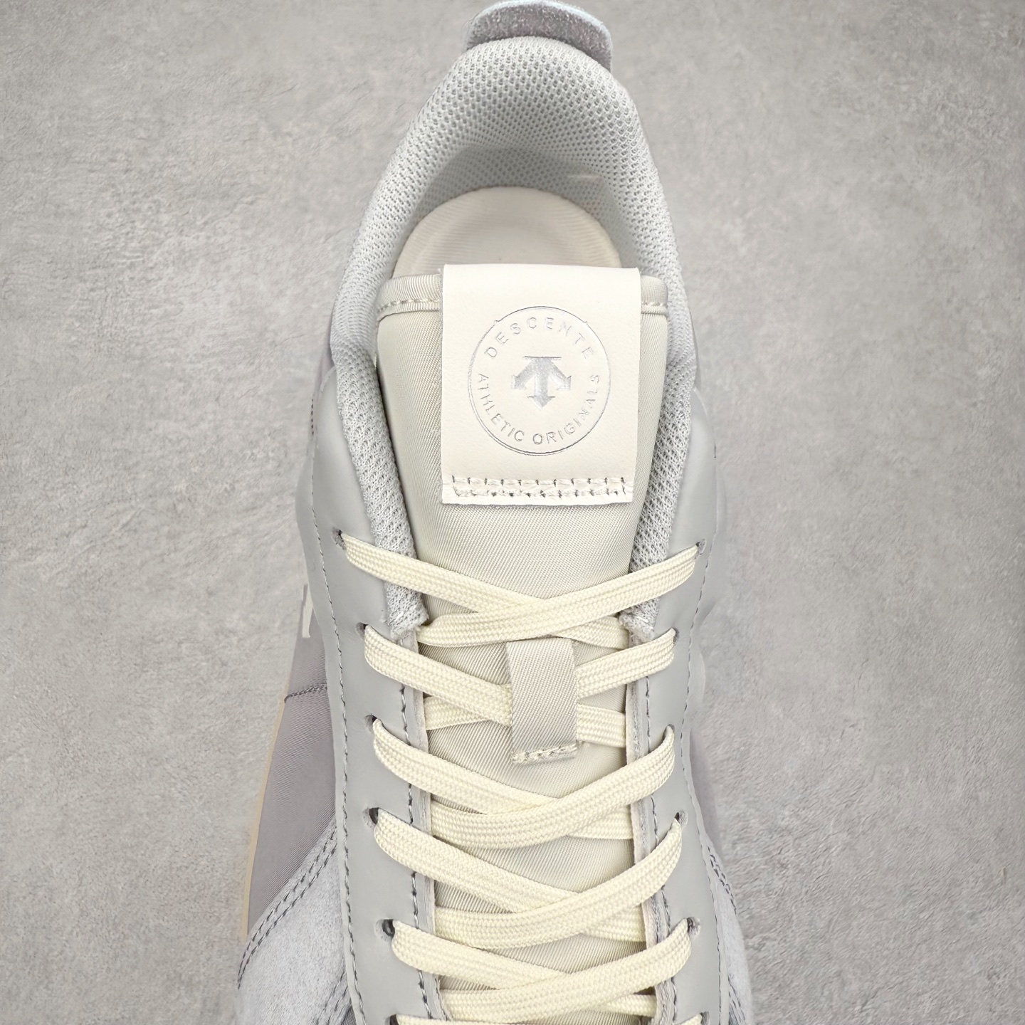 图片[5]-DESCENTE Chron TRAINER 迪桑特时尚舒适 防滑耐磨低帮生活休闲鞋 DESCENTE（迪桑特）创立于1935年，品牌名取自法语词汇，意为“滑降”。品牌箭头标识代表滑雪的三种技术“高速直线滑行”、“穿越”和“侧滑”，也寓意品牌在打造高端专业运动产品中不断追求完美的创新精神，致力于成为中国高端专业滑雪、综训、女子、铁人三项、高尔夫的第一品牌。实拍调校N版已经零色差零失真 百分百还原实物色彩所见即所得 不存在货不对板色差等低级问题 选购参考实物拍摄 不混卖不参货 只用心做好货严格选品 承诺混一赔十 尺码：36 36.5 37.5 38 38.5 39 40 40.5 41 42 42.5 43 44 44.5 45-选品中心