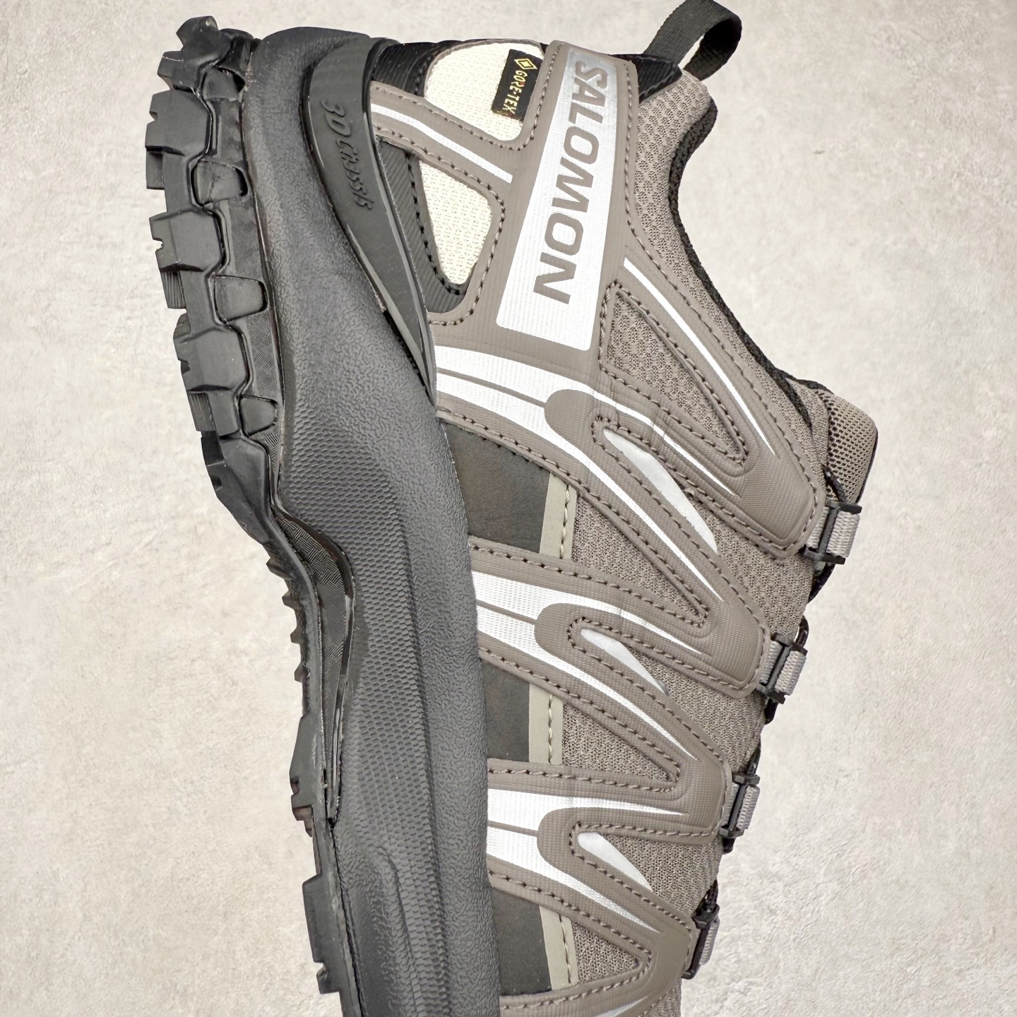 图片[6]-SALOMON XA Pro 3D ADV 萨洛蒙潮流越野机能户外功能鞋 纯原外贸平台特供订单 耗时半年巨作 全套原纸板楦头开发 原厂特供网布配套加持 确保原汁原味 完美呈现版型 原档数据独家私模五层组合大底 原装Ortholite轻量化鞋垫 中底布带钢印编号 原厂TPU锁扣 进口港宝加持 后跟自然饱满 还原公司包裹性 鞋面采用SENSIFT贴合技术 全方位贴合包裹脚型 鞋跟部鞋底牵引设计 提供强大的抓地性能 更适应野外崎岖不平的道路 其3D ADVANCED CHASSIS底盘 材料轻量大化 钉齿设计更具稳定性 防护性 鞋底易磨损区运用CONTAGRIP高耐磨材料 应对城市硬质路面长距离跑考验 尺码：36 36.5 37.5 38 38.5 39 40 40.5 41 42 42.5 43 44 44.5 45-选品中心