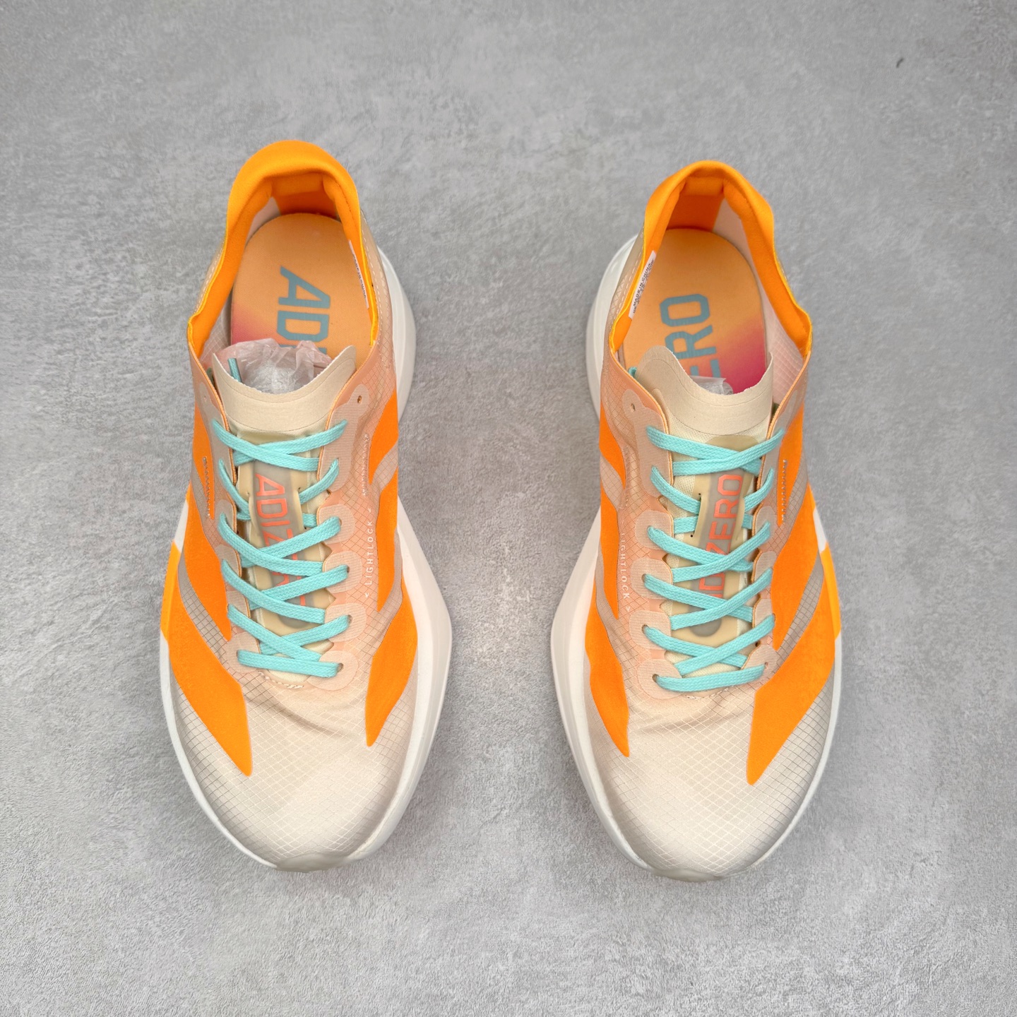 图片[2]-AD Adizero Adios Pro 4 马拉松竞速专业跑鞋 JR1241 CELERMESH针织网面非常轻薄 纤维间的缝隙很大 可以保证跑步时的透气、排汗效果 鞋舌直接与两侧的内衬和鞋底连接在一起 在跑步过程中不会被鞋舌的左右移动所困扰 在标准鞋带孔的基础上再拓宽一组鞋带孔 适合不同脚型的需求 突破性 EnergyRods 技术，有助于跑者实现更好的成绩 中底独特的LIGHTSTRIKE PRO泡棉材质 微弹感觉在跑步过程中给予了良好的支撑体验 对于顶级精英和高水平进阶跑者来说 ADIOS PRO是一双值得信赖的竞速比赛用鞋 尺码：36 36.5 37.5 38 38.5 39 40 40.5 41 42 42.5 43 44 44.5 45-选品中心