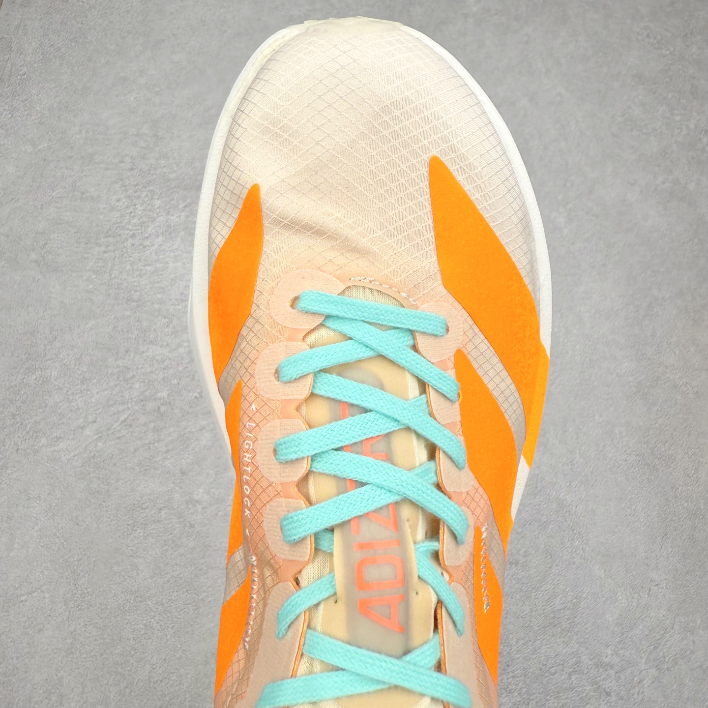 图片[4]-AD Adizero Adios Pro 4 马拉松竞速专业跑鞋 JR1241 CELERMESH针织网面非常轻薄 纤维间的缝隙很大 可以保证跑步时的透气、排汗效果 鞋舌直接与两侧的内衬和鞋底连接在一起 在跑步过程中不会被鞋舌的左右移动所困扰 在标准鞋带孔的基础上再拓宽一组鞋带孔 适合不同脚型的需求 突破性 EnergyRods 技术，有助于跑者实现更好的成绩 中底独特的LIGHTSTRIKE PRO泡棉材质 微弹感觉在跑步过程中给予了良好的支撑体验 对于顶级精英和高水平进阶跑者来说 ADIOS PRO是一双值得信赖的竞速比赛用鞋 尺码：36 36.5 37.5 38 38.5 39 40 40.5 41 42 42.5 43 44 44.5 45-选品中心